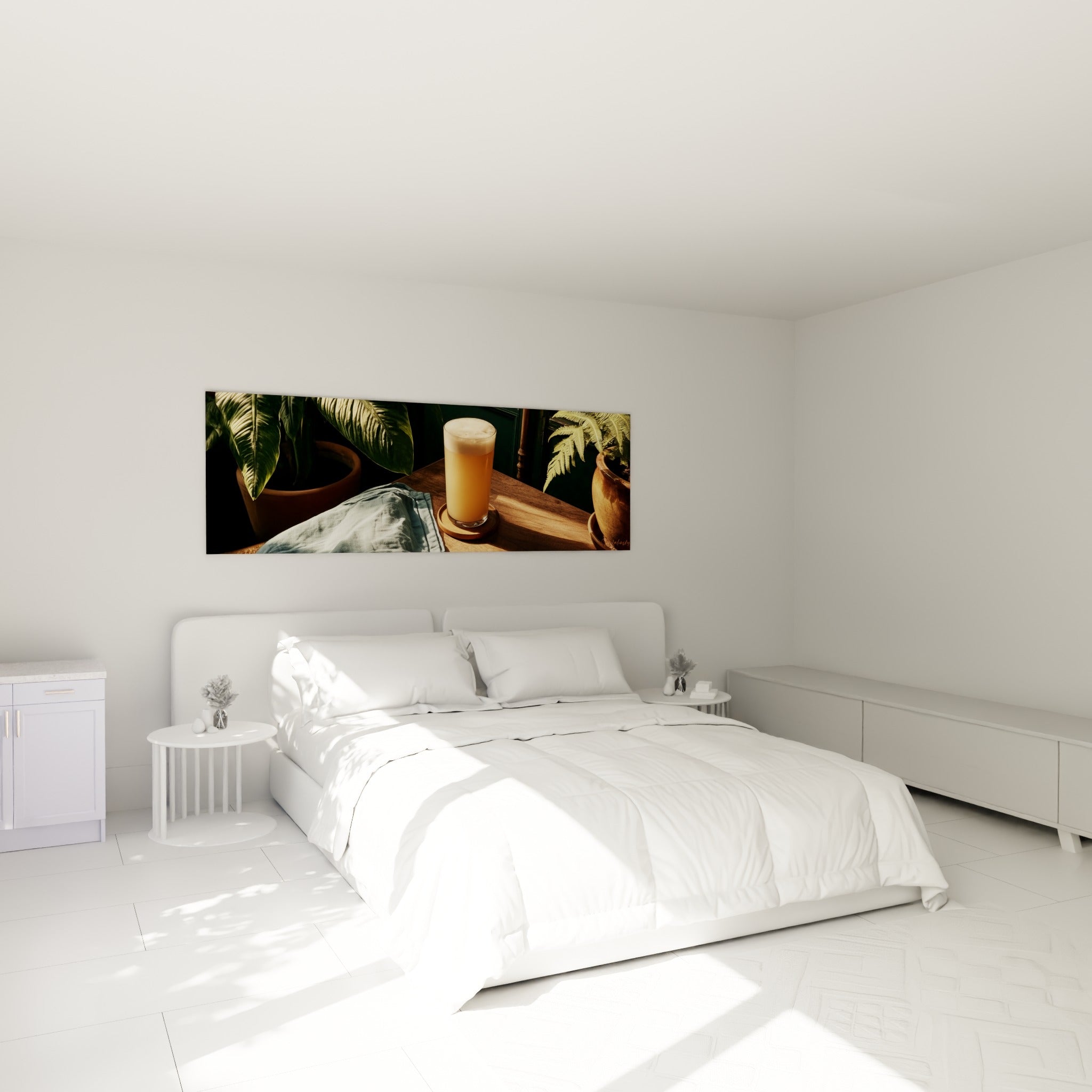 Bière dorée et mousseuse dans un verre, feuillage vert intense, au-dessus d'un lit dans une chambre claire