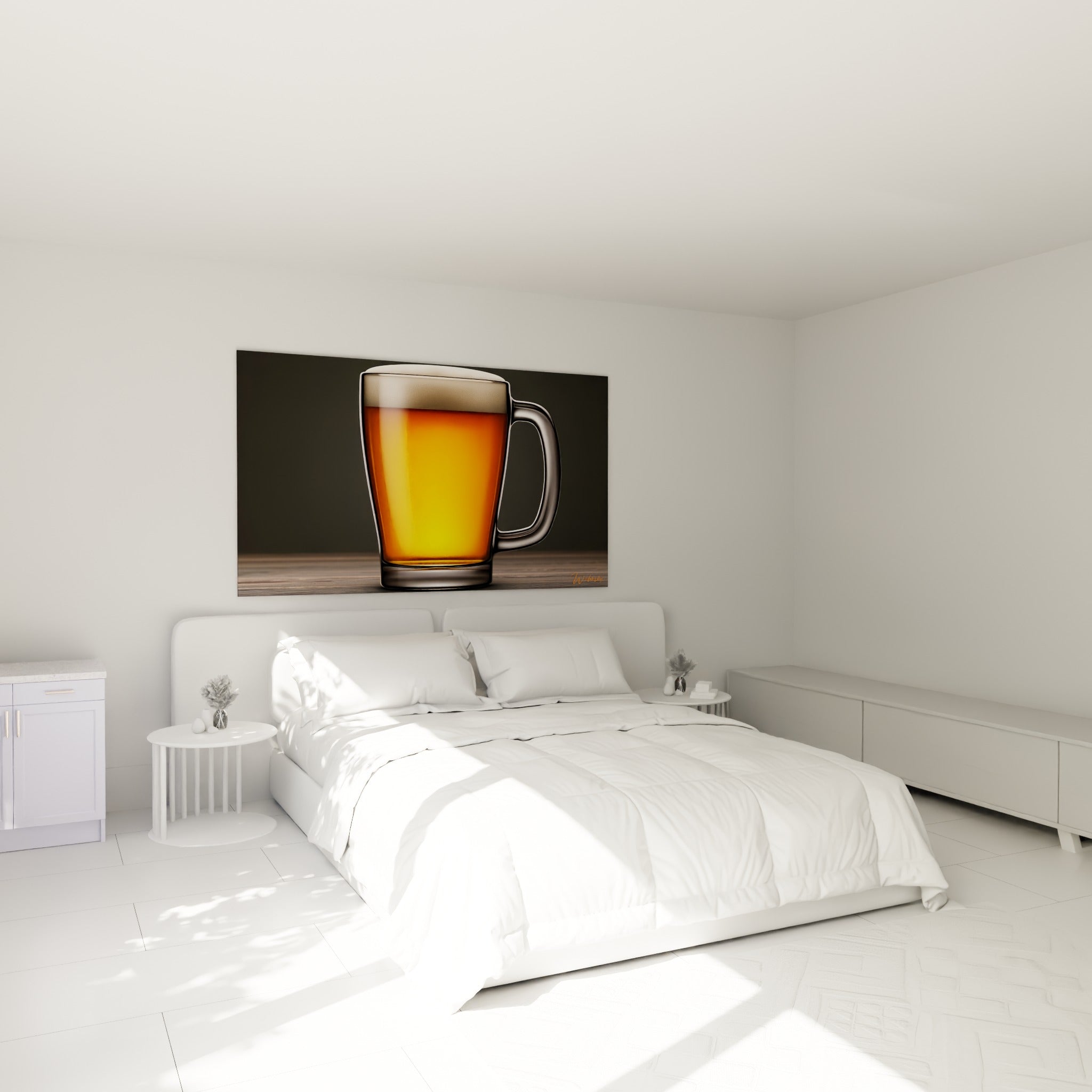 Bière dorée moussante servie dans un verre, au-dessus d'un lit dans une chambre claire