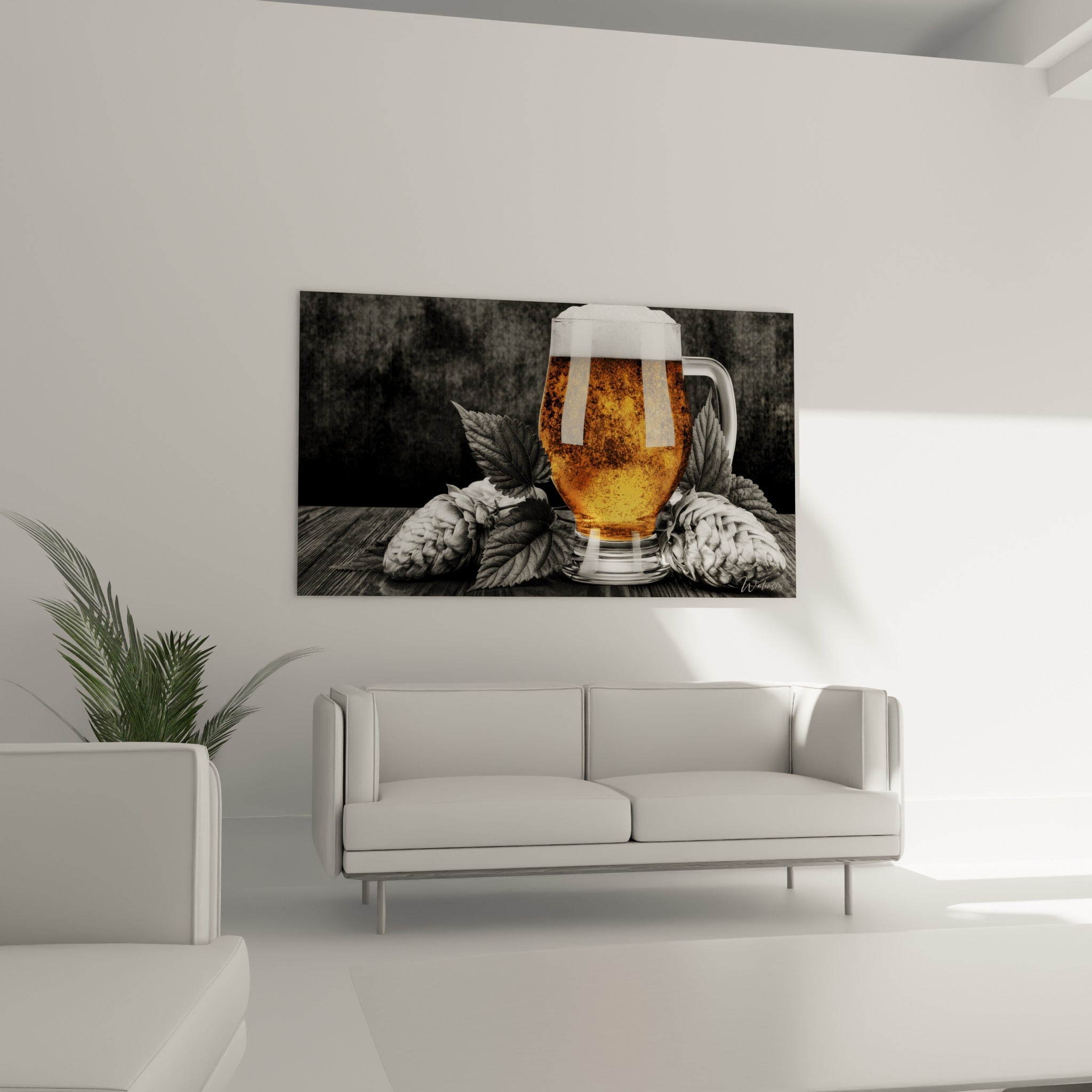 Verre de bière ambré entouré de houblon anthracite au-dessus d'un canapé dans un salon lumineux