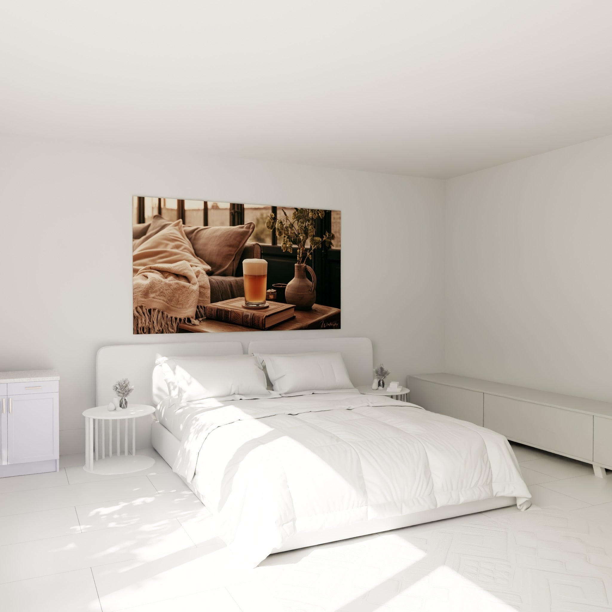 Bière dorée et mousse crémeuse illustrées au-dessus d'un lit dans une chambre claire