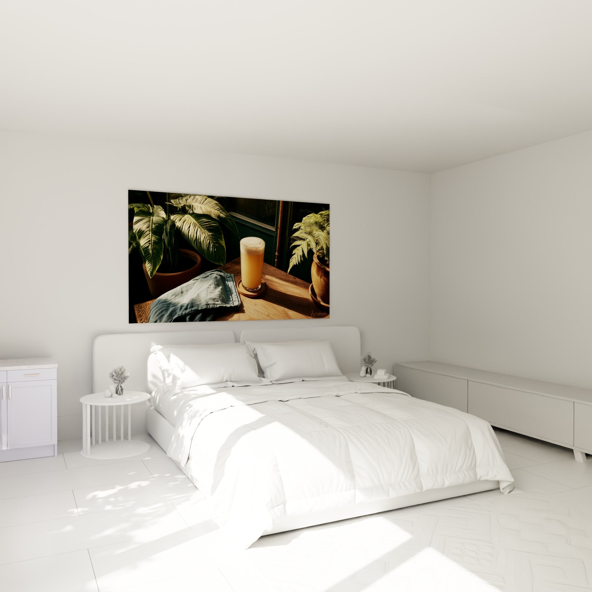 Bière dorée et nappe vert sauge froissée, accrochée au-dessus d'un lit dans une chambre claire