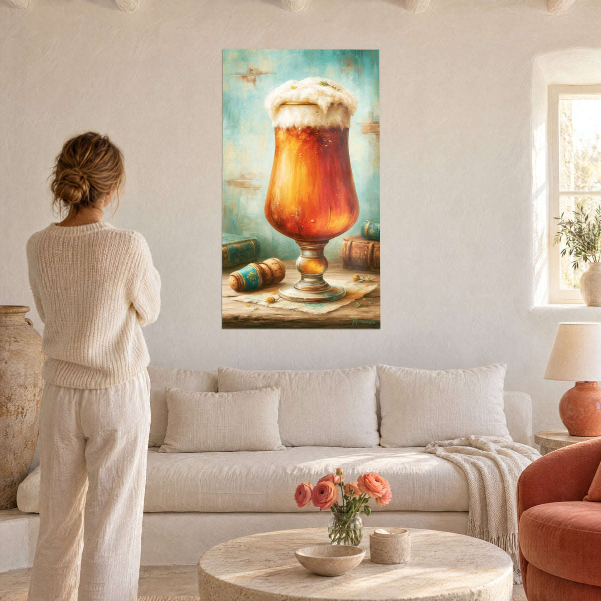 Gemälde Bierkrug mit cremigem Schaumkopf, bernsteinfarbenes Bier und türkisfarbener Hintergrund, Frau von hinten über einem Sofa in einem hellen Wohnzimmer