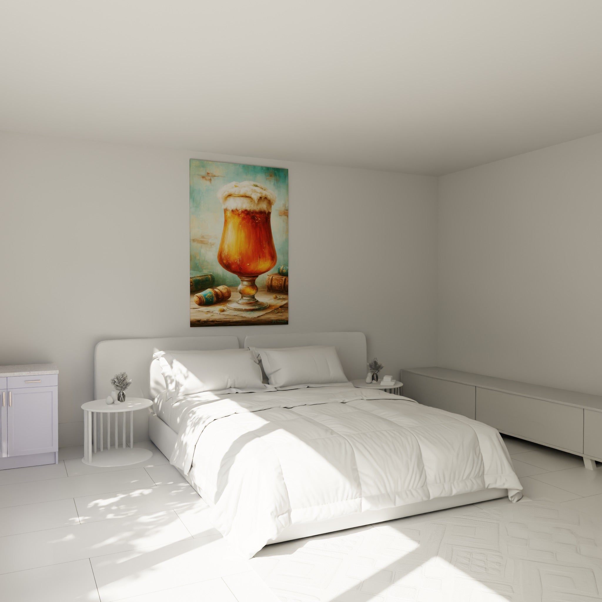 Bière ambrée à mousse crémeuse accrochée au-dessus d'un lit dans une chambre claire