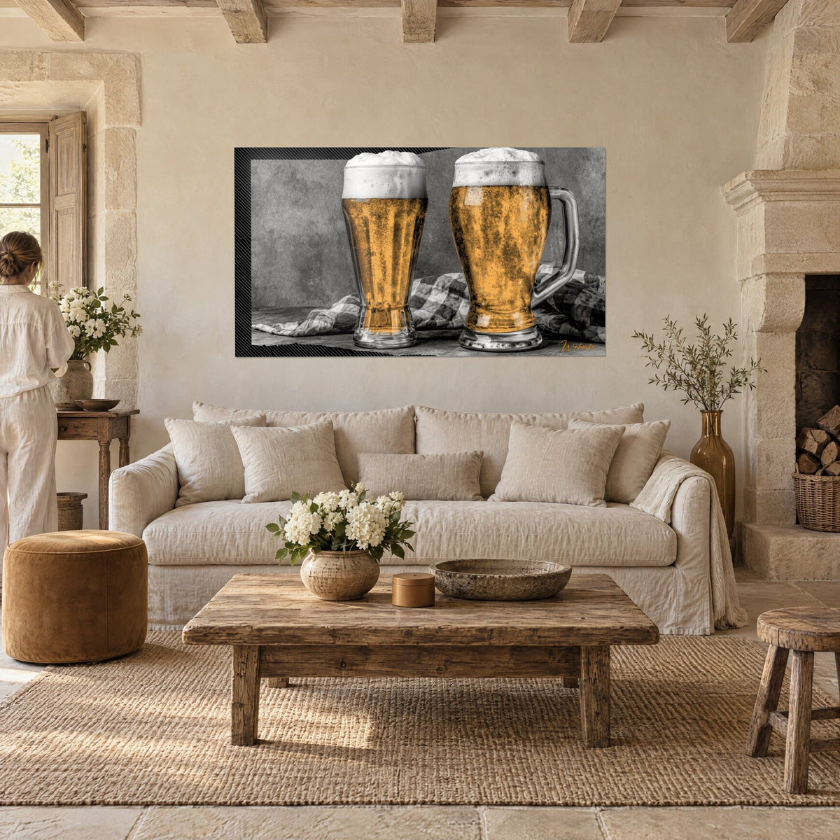 Tableau deux chopes de bière ambrée, mousse blanche, nappe à carreaux grise, dans un salon, au-dessus d'un canapé dans un salon lumineux