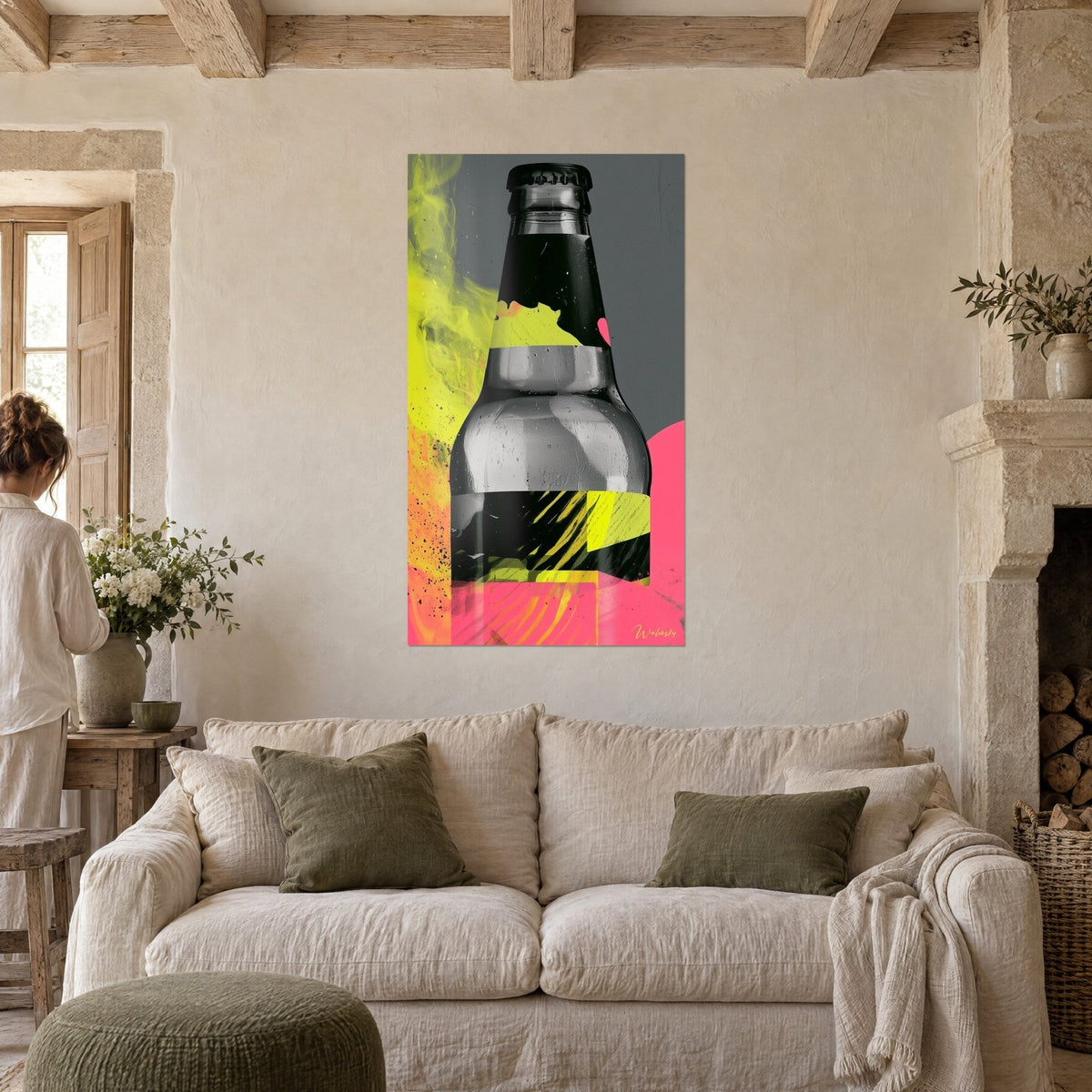 Quadro bottiglia di birra grigia con tappo nero, schizzi giallo fluo e rosa, sopra un divano in un soggiorno luminoso