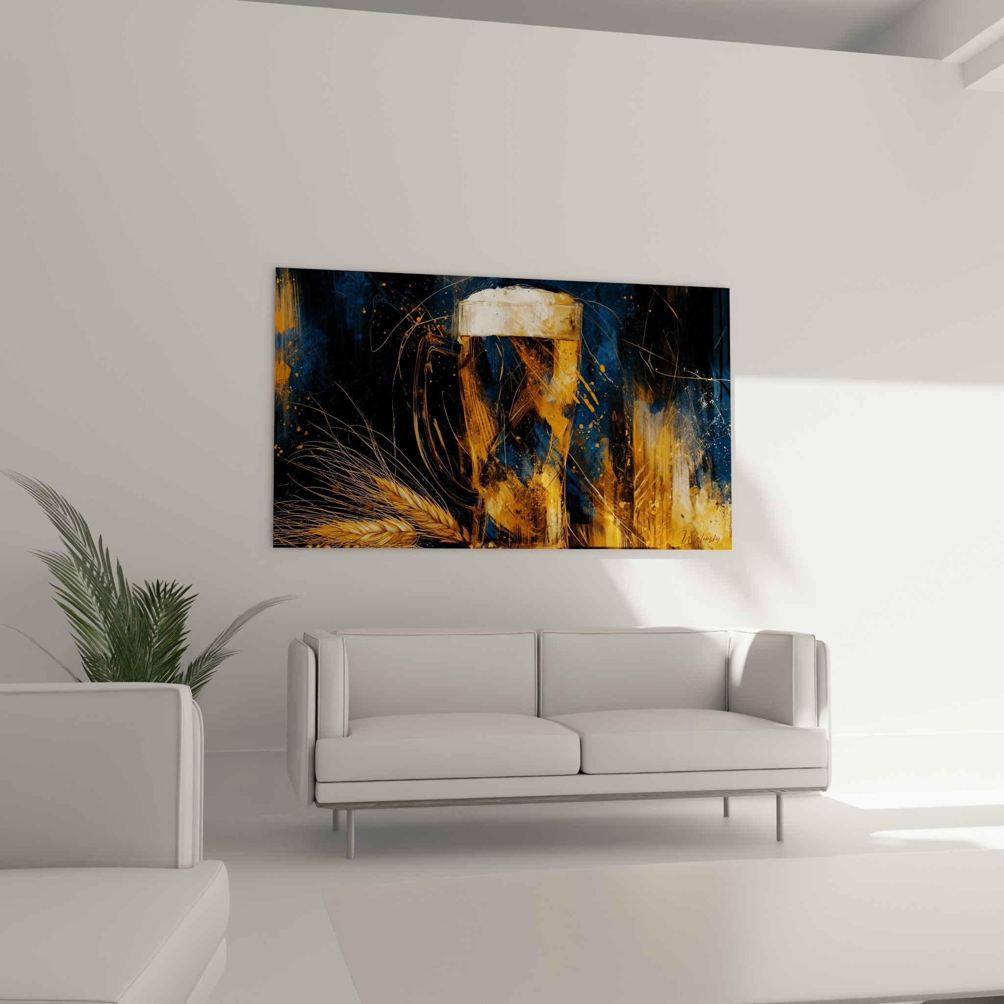 Verre ambré et fond bleu nuit texturé positionnés au-dessus d'un canapé dans un salon lumineux