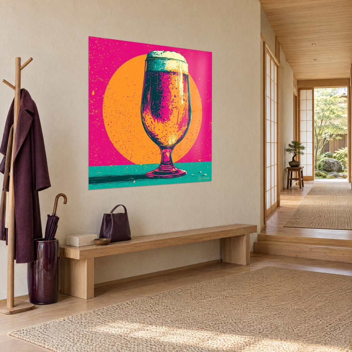 Tableau pinte ambrée sur fond magenta, soleil orange et socle turquoise, vue de trois-quarts dans l'entrée