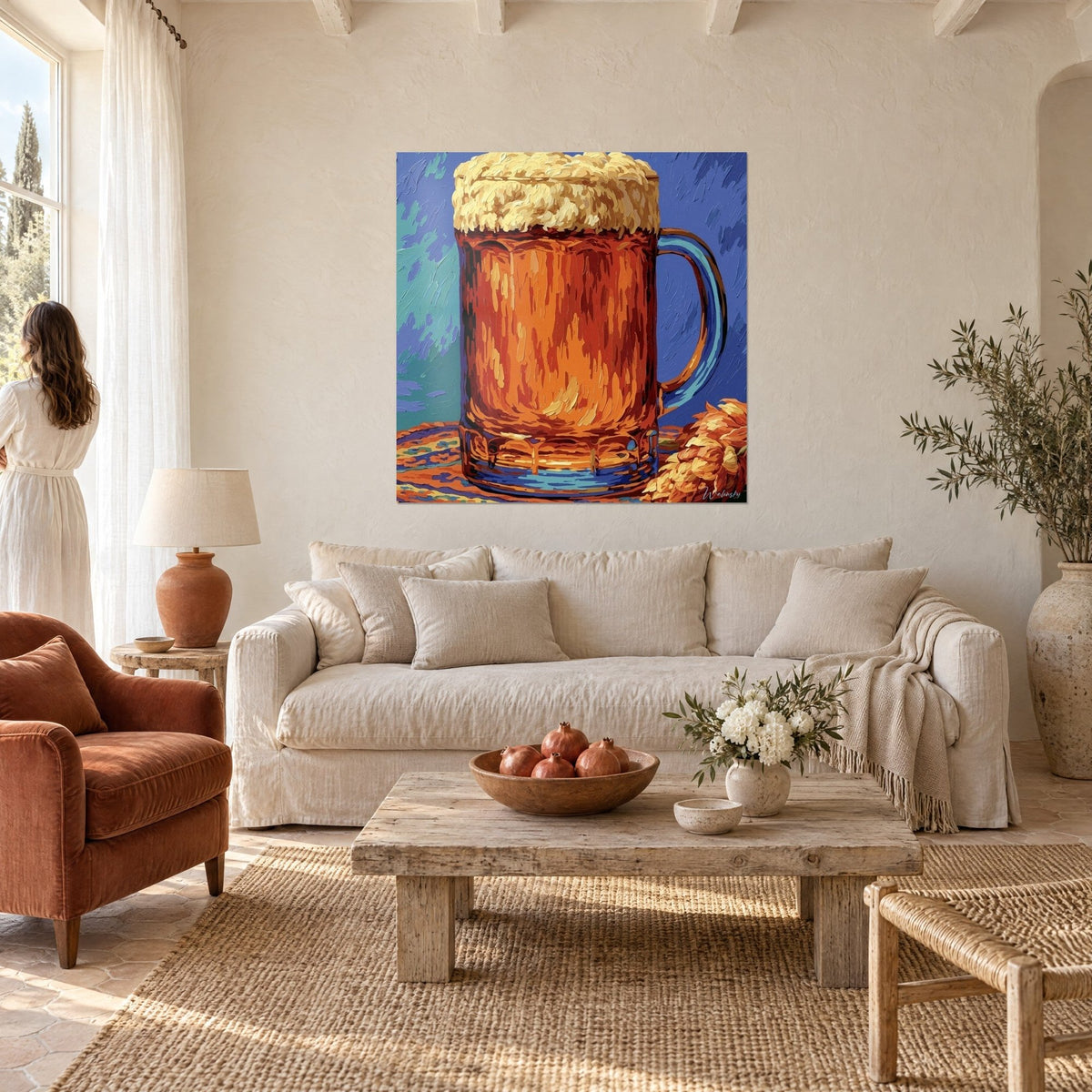 Tableau chope de bière ambrée coiffée de mousse crème, fond bleu pervenche, houblon doré, au-dessus d'un canapé dans un salon lumineux