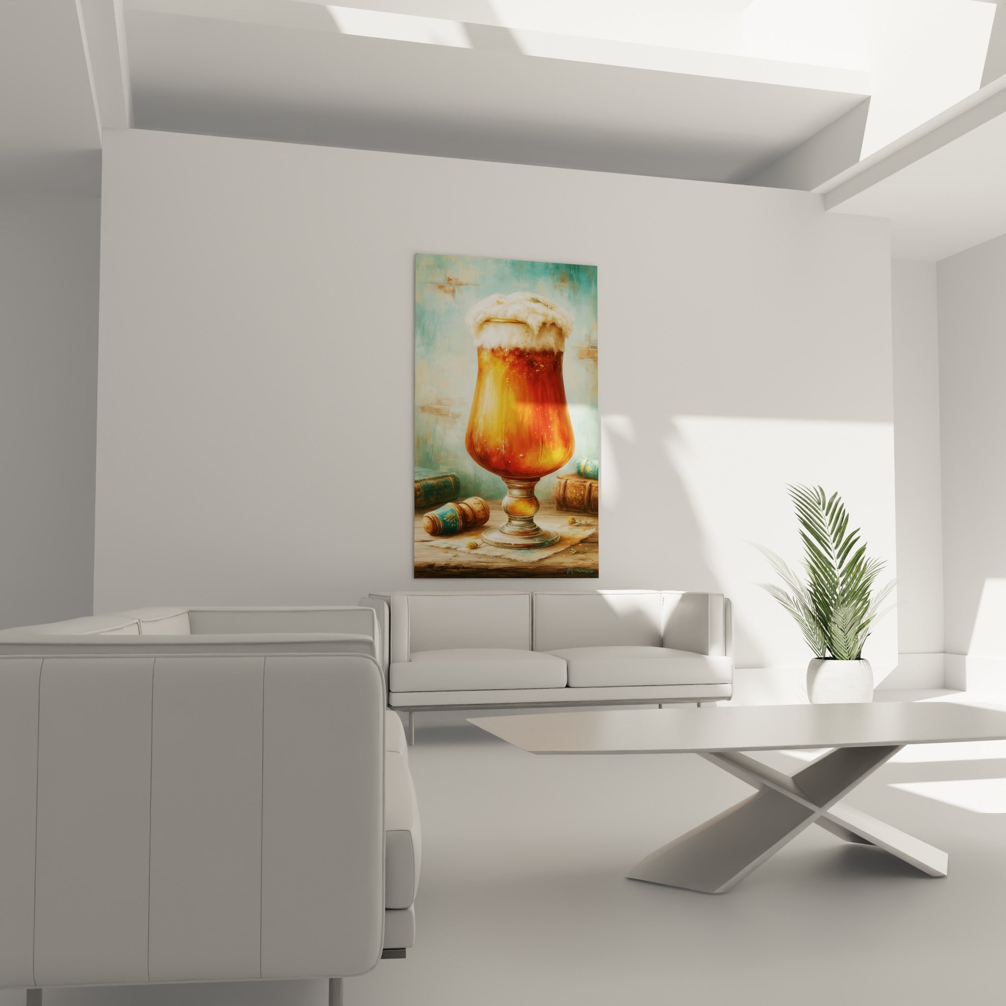 Chope dorée moussante et fond turquoise accrochée au-dessus d'un canapé dans un salon lumineux