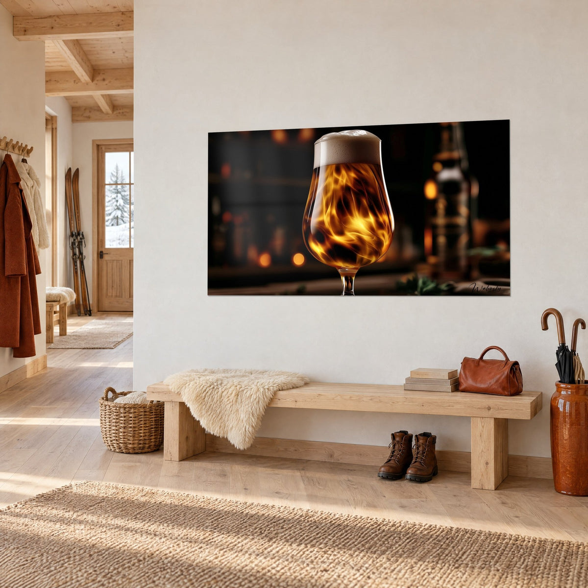 Schilderij bierpul omhuld door gouden vuurwervelingen op donkerbruine achtergrond, oranje bokeh, houten bank in een berghut