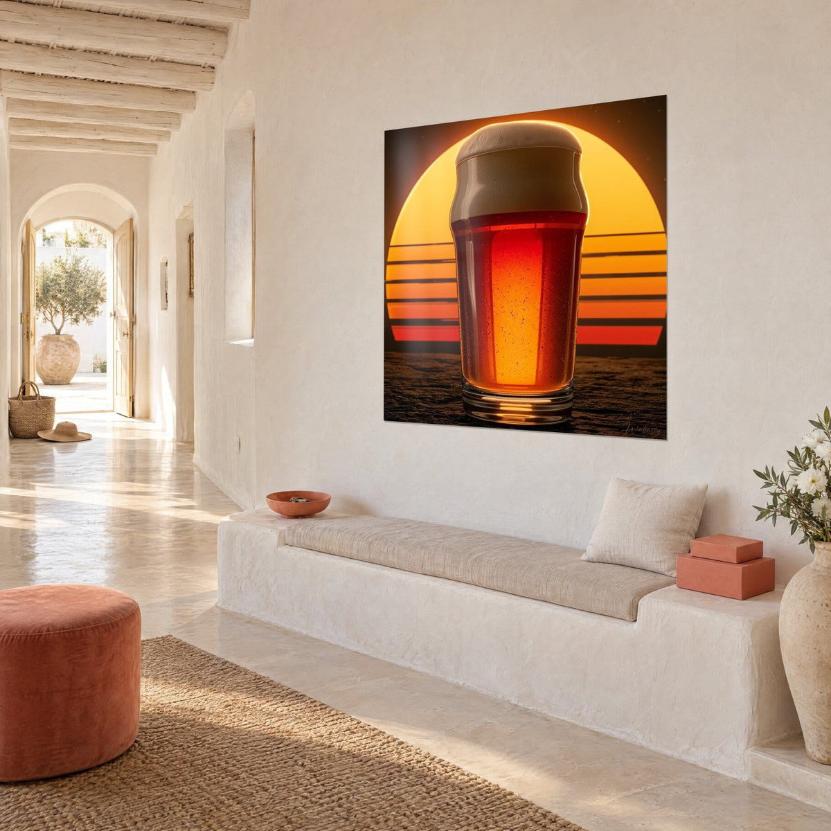 Tableau chope mousseuse cuivrée devant un disque solaire jaune et corail, accroché au mur d'une maison méditerranéenne