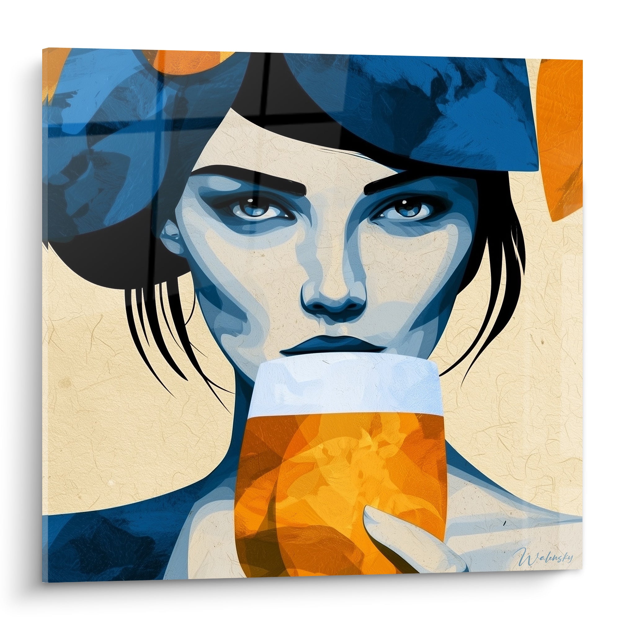 Femme au regard bleu marine tenant un verre de bière ambrée sur fond beige texturé