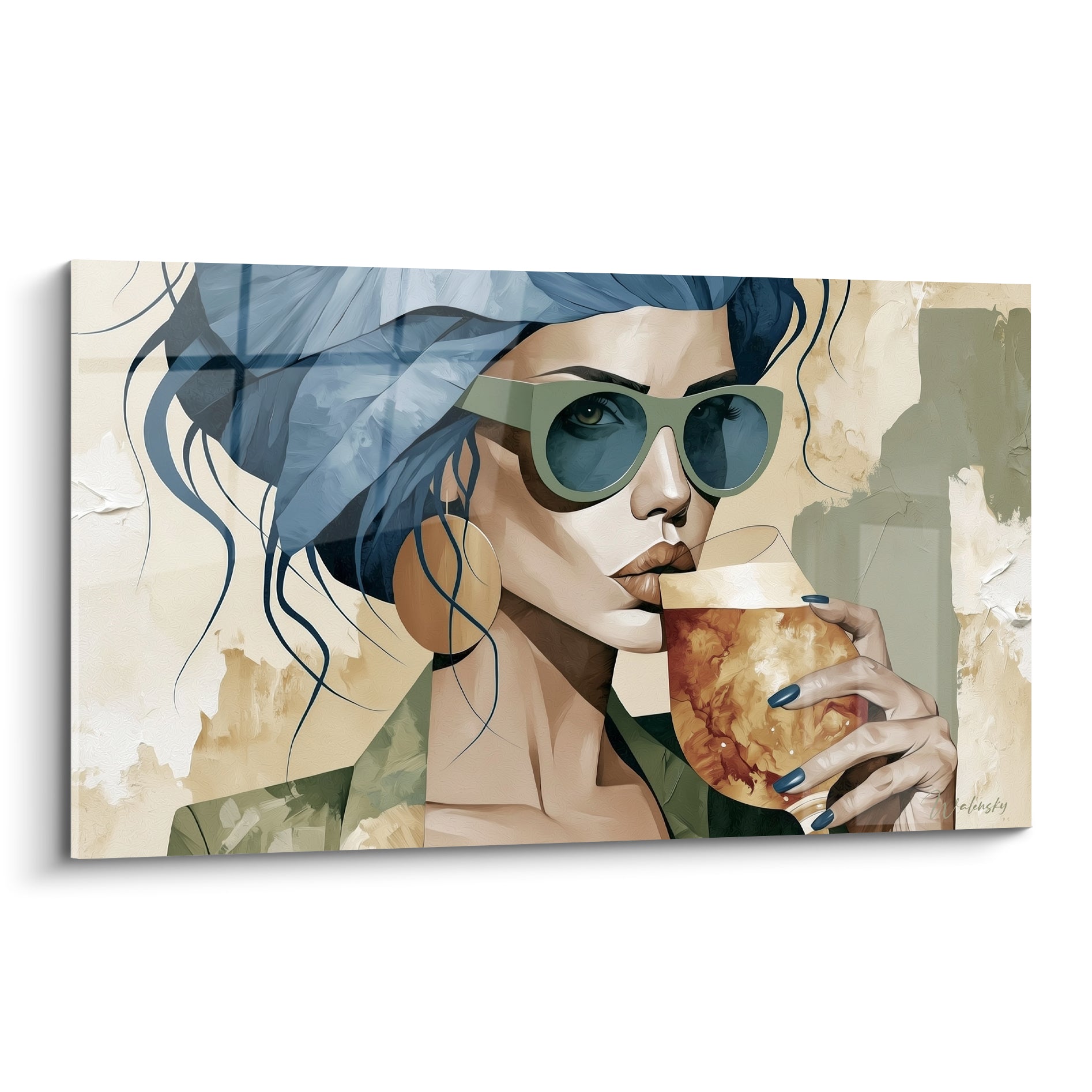 Femme aux cheveux bleu profond buvant une bière ambrée, lunettes vertes, fond ocre texturé