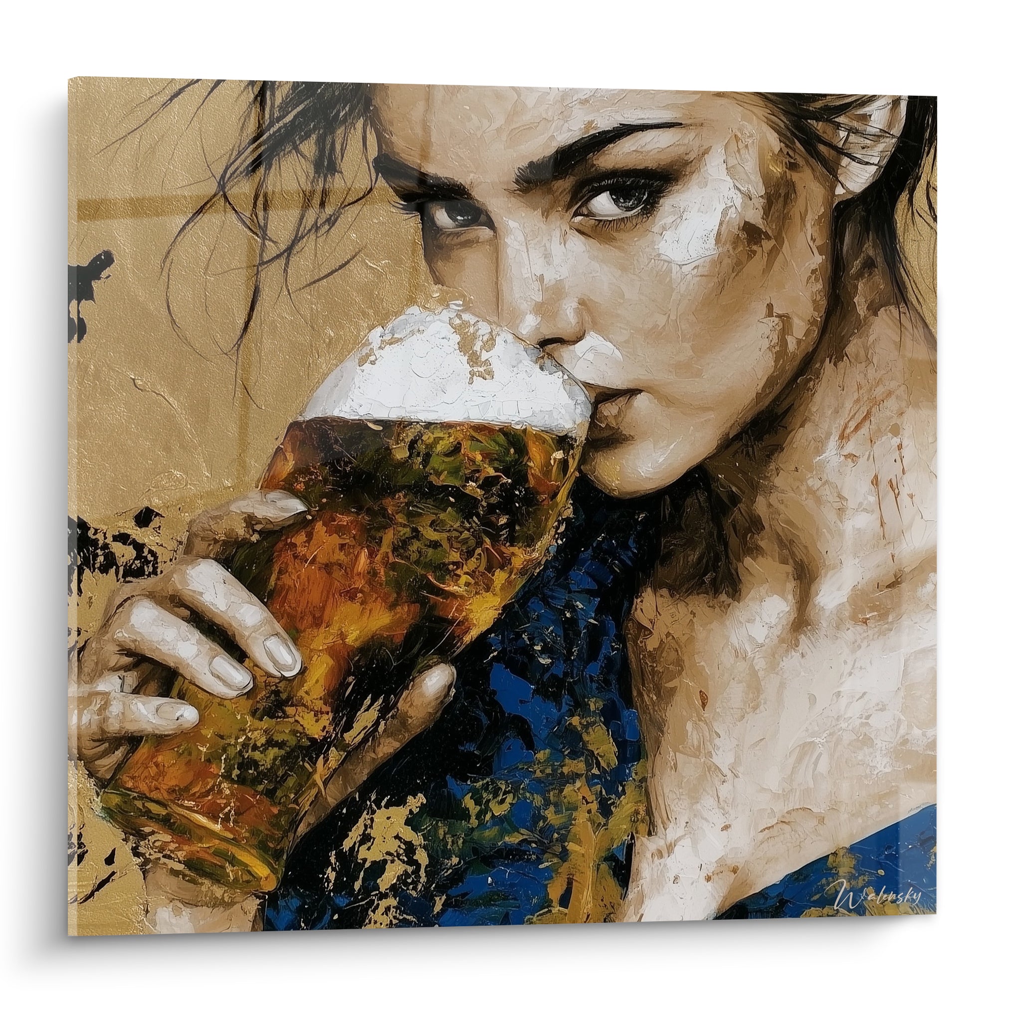 Femme aux yeux anthracite buvant une bière dorée et ambrée, fond doré texturé