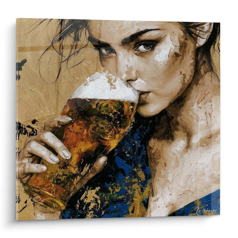 Tableau Femme buvant un verre ambré et doré - Gorgée intense - Edition Bière