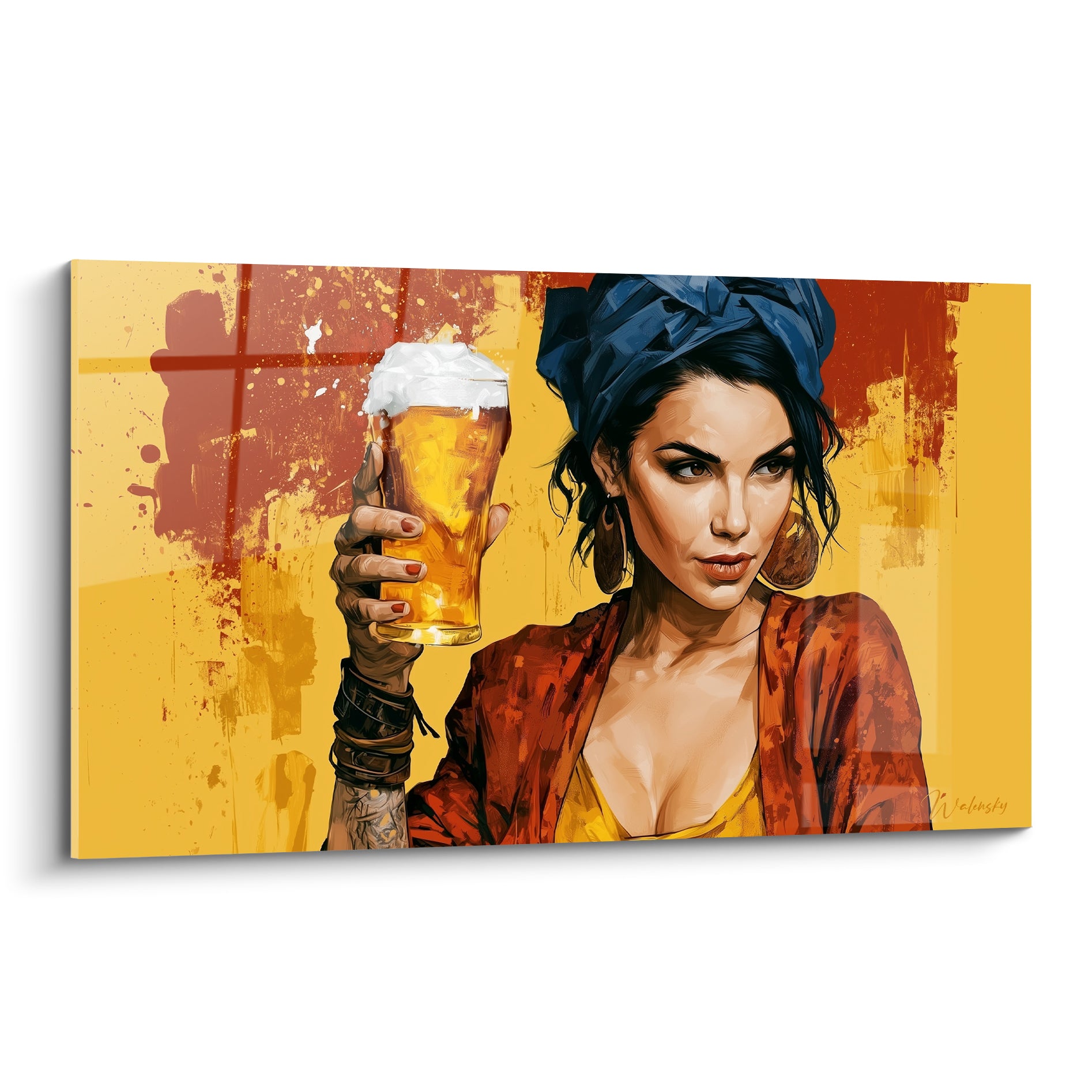 Femme au foulard bleu marine lève un verre de bière doré sur fond ocre et terracotta éclaboussé