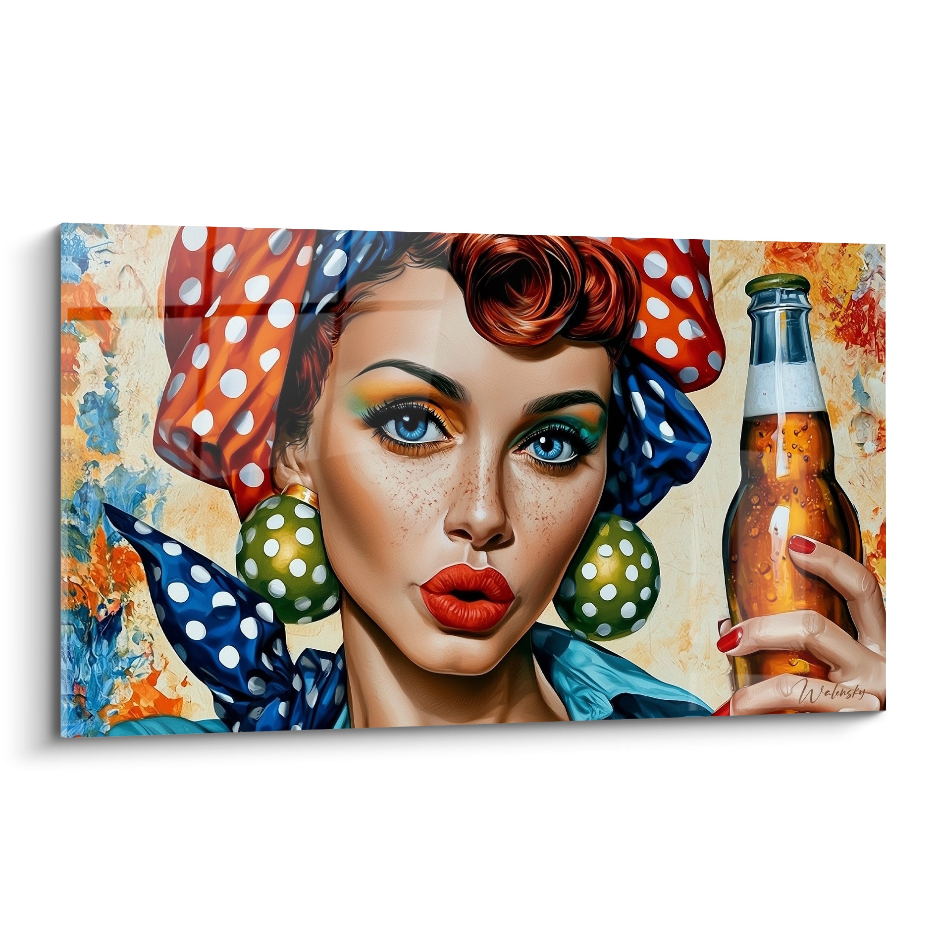 Femme pop art aux yeux bleus tient une bouteille de bière, foulards orange et bleu marine à pois