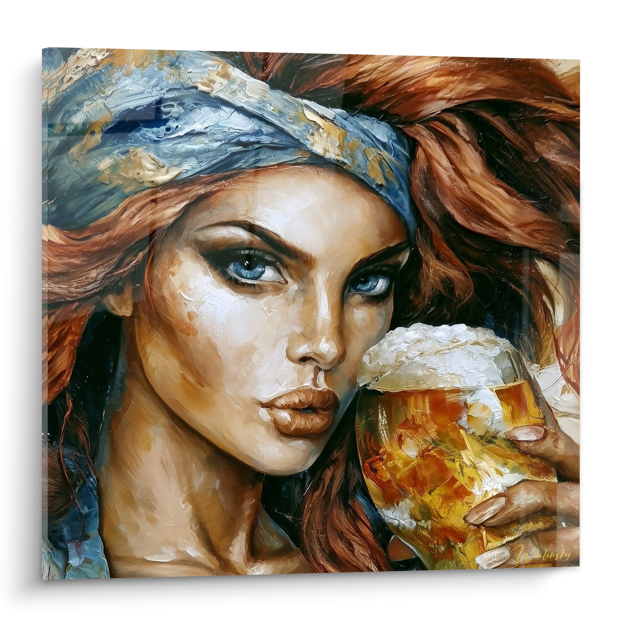 Femme rousse aux yeux bleus tient un verre de bière ambrée sur fond bleu marine et doré