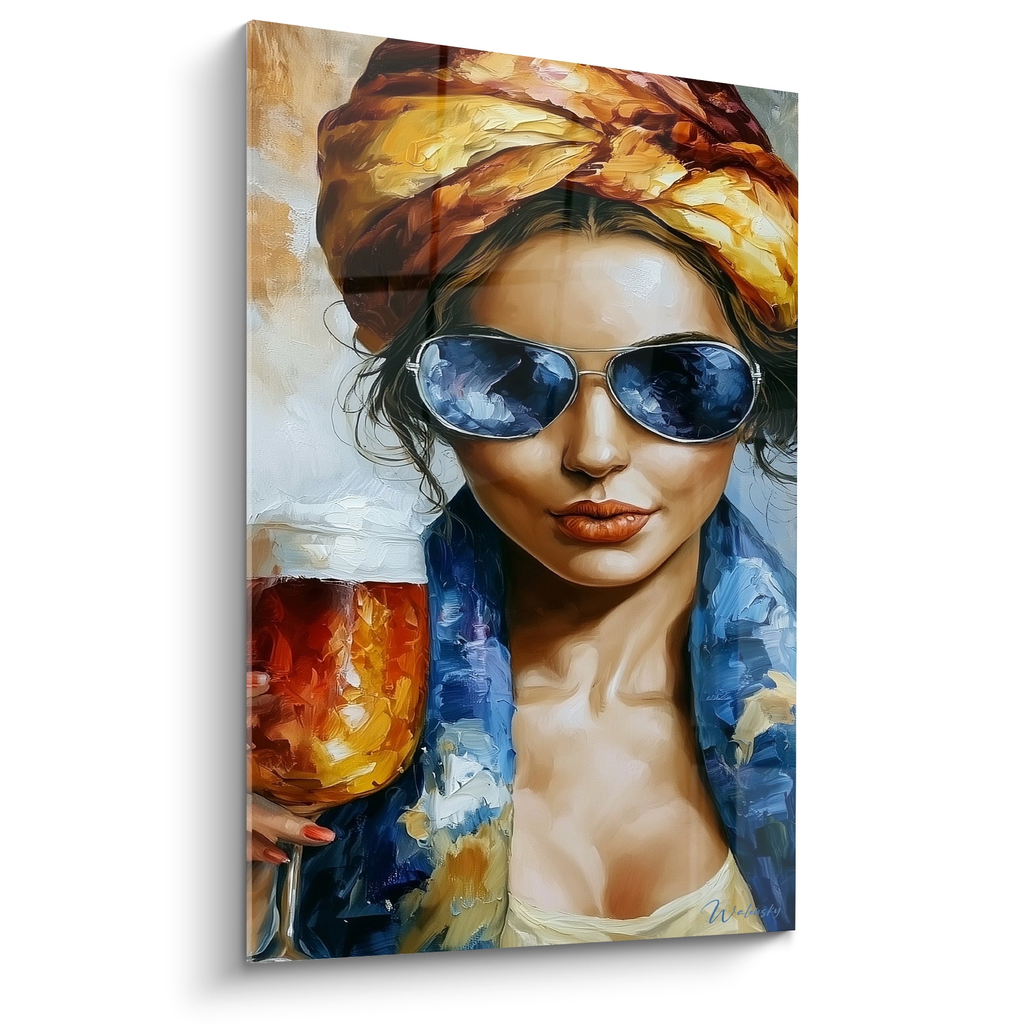 Femme au turban ocre et lunettes aviator savourant une bière ambrée sur toile peinte