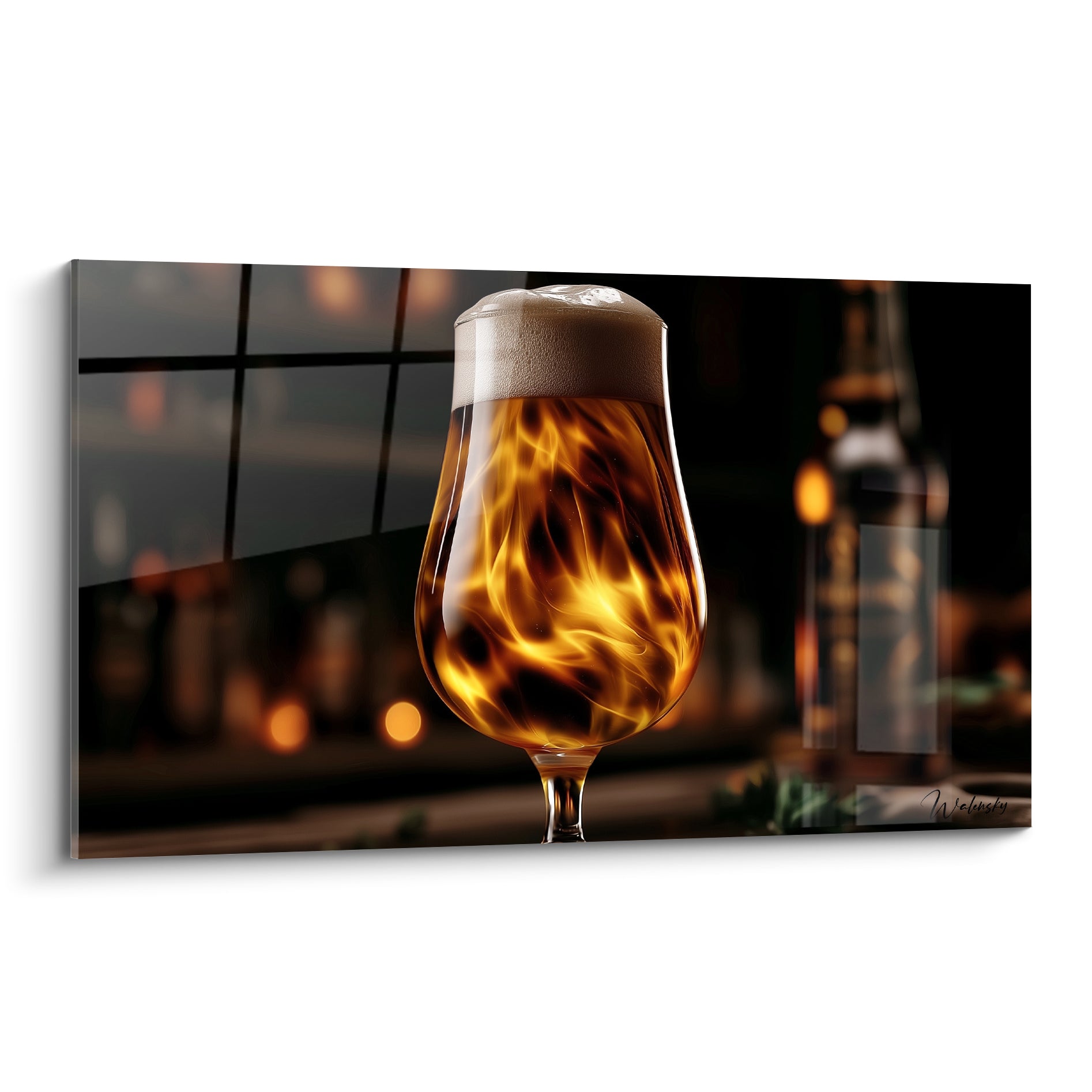 Verre à bière rempli de flammes dorées et noires, mousse blanche dense en surface