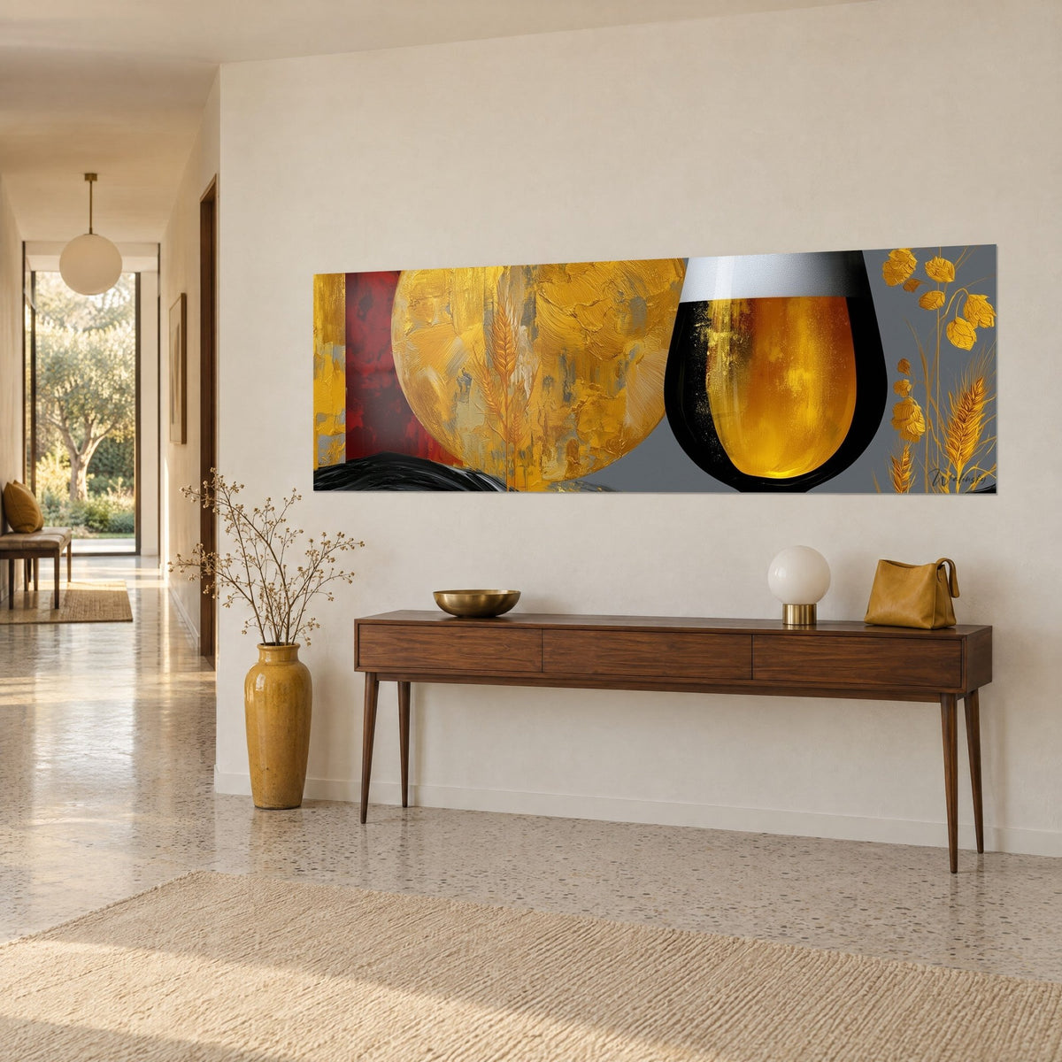 Quadro Bicchiere di birra dorata con schiuma cremosa, spighe di grano ramate e luna d'oro su fondo grigio antracite, parete beige di un ingresso in tre quarti