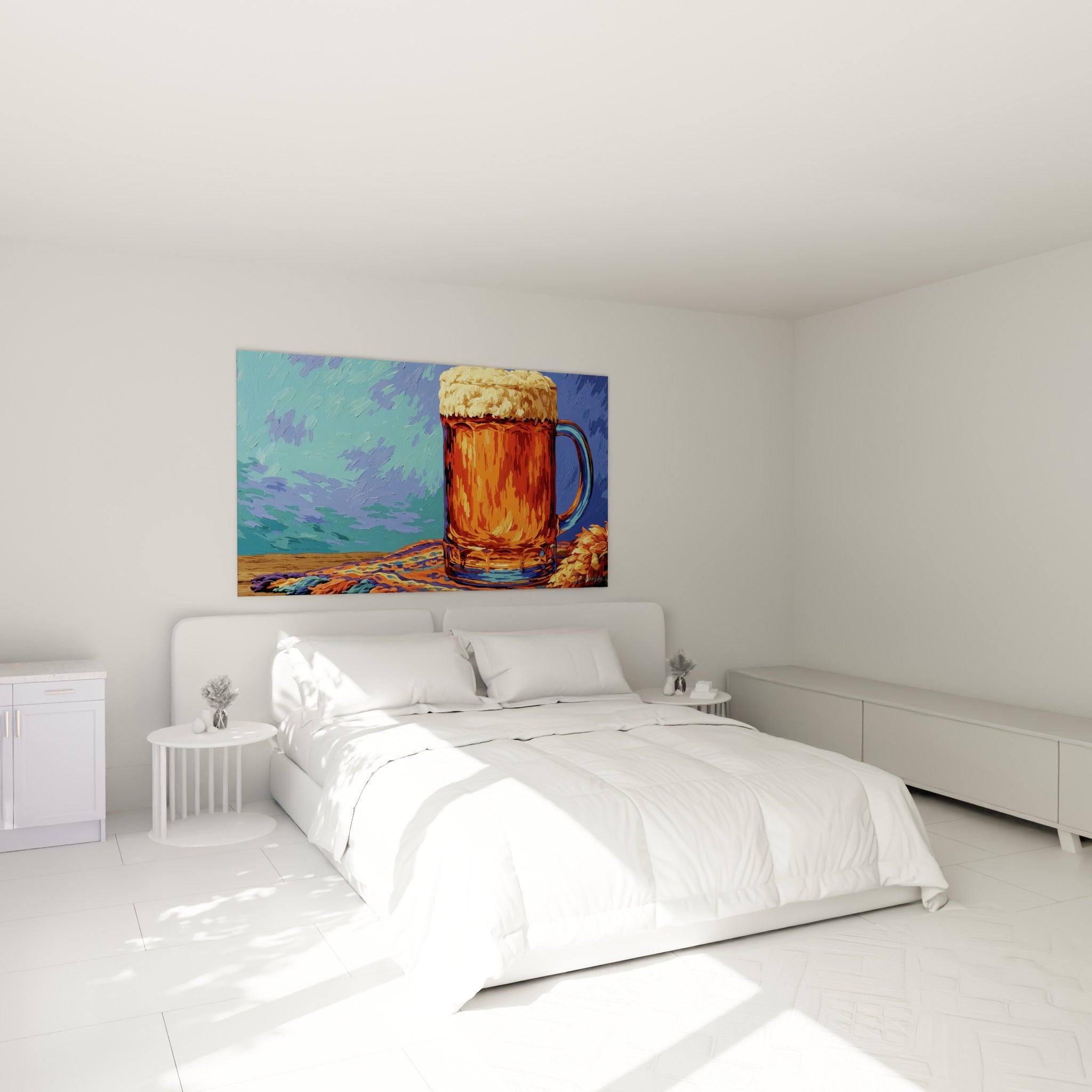 Chope ambrée à mousse dorée accrochée au-dessus d'un lit dans une chambre claire