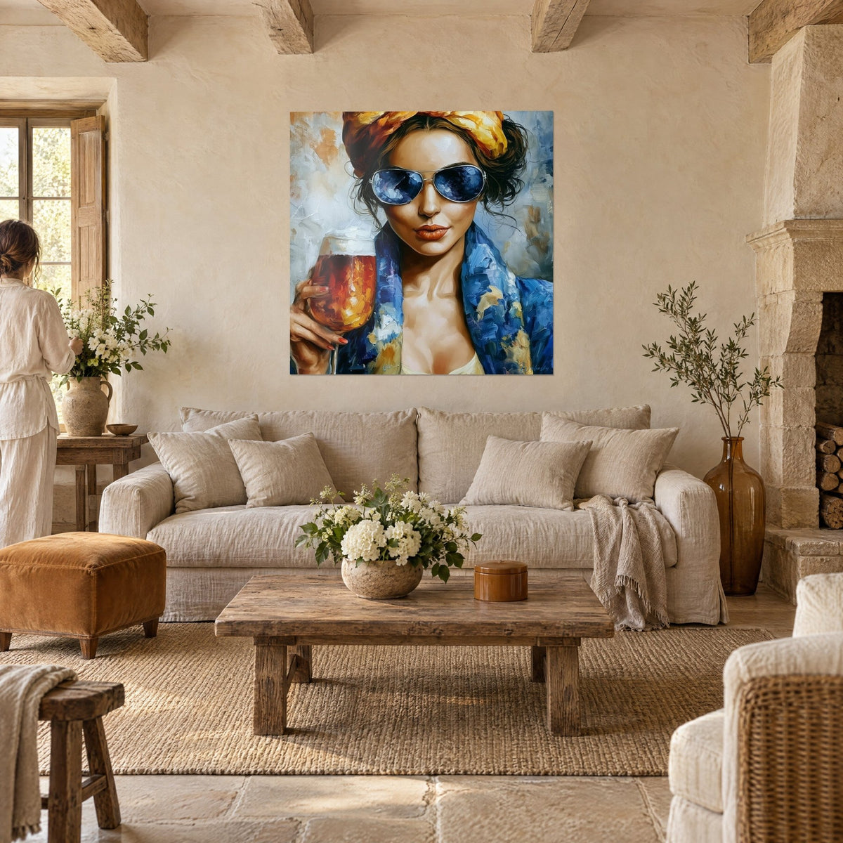 Quadro di un'elegante donna con occhiali da aviatore blu notte, foulard giallo e boccale di birra ambrata, sopra un divano in un soggiorno luminoso