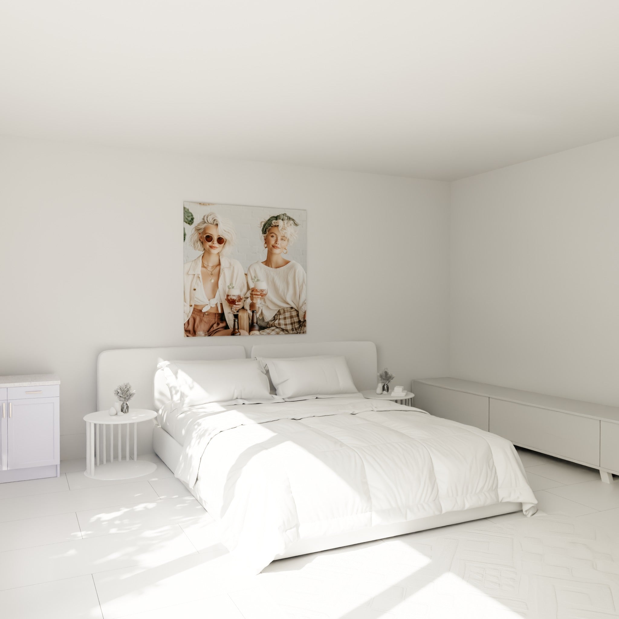 Sourires complices et verres ambrés entre deux femmes, au-dessus d'un lit dans une chambre claire