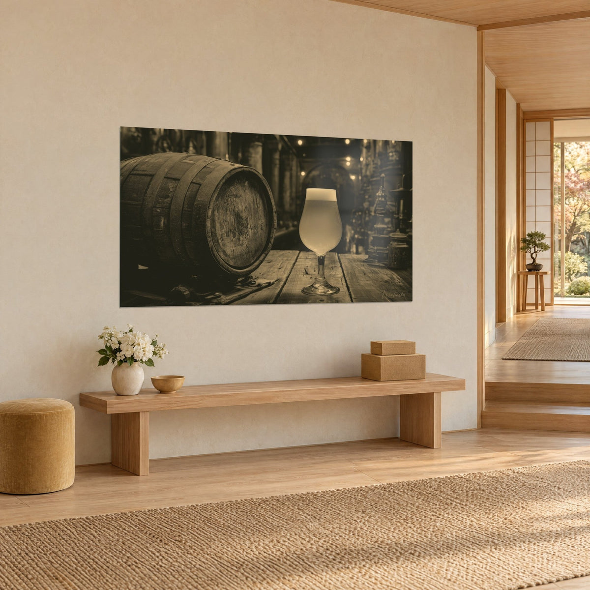 Tableau fût ancien aux cerclages métalliques posé sur planches brunes, tulipe de bière blonde et mousse ivoire, vue de trois-quarts dans un couloir japandi