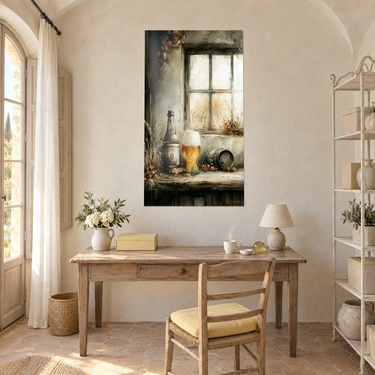 Schilderij herfstbrouwsel: donker houten vat, roodbruine hop en gouden pint, op een crèmekleurige muur boven een houten bureau