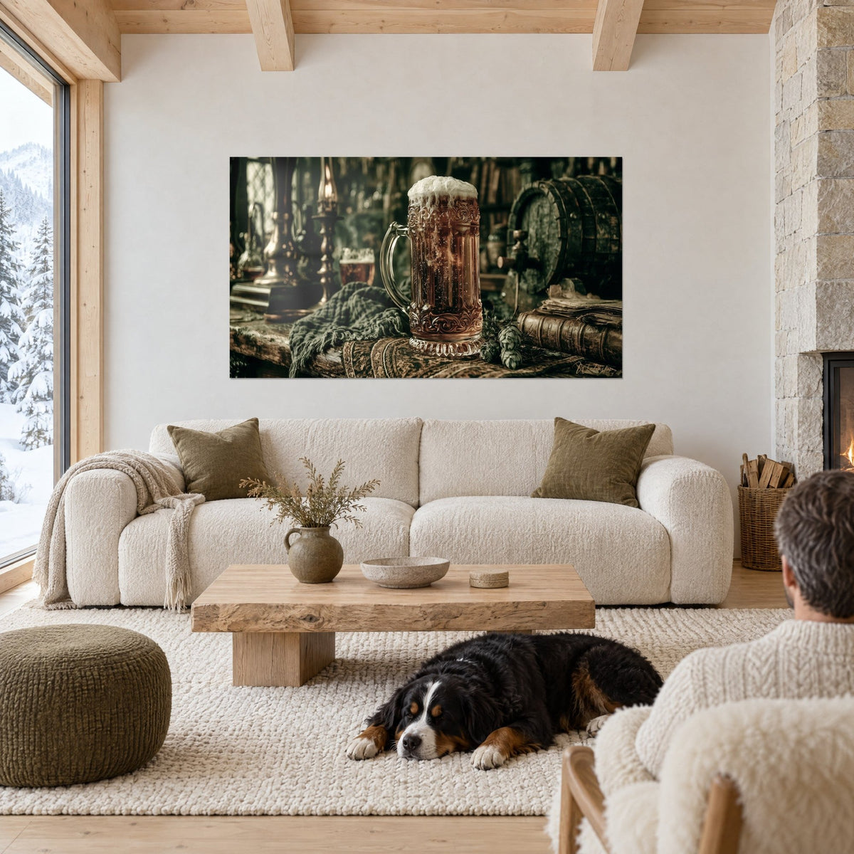Quadro boccale di birra ambrata coronata da schiuma bianca, botte di rovere verde scuro, due persone e un cane sopra un divano in un soggiorno luminoso
