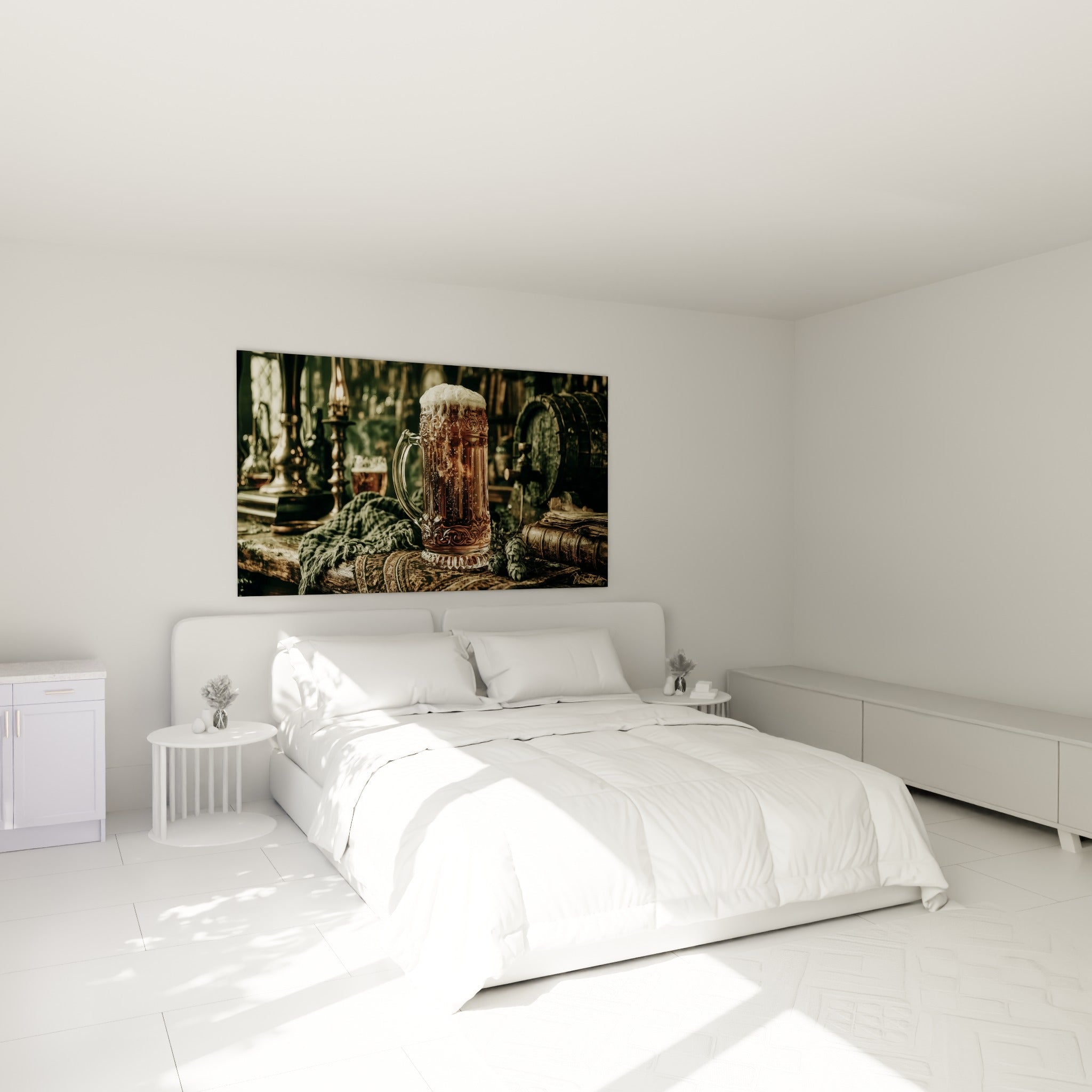 Bière ambrée à mousse blanche débordante au-dessus d'un lit dans une chambre claire