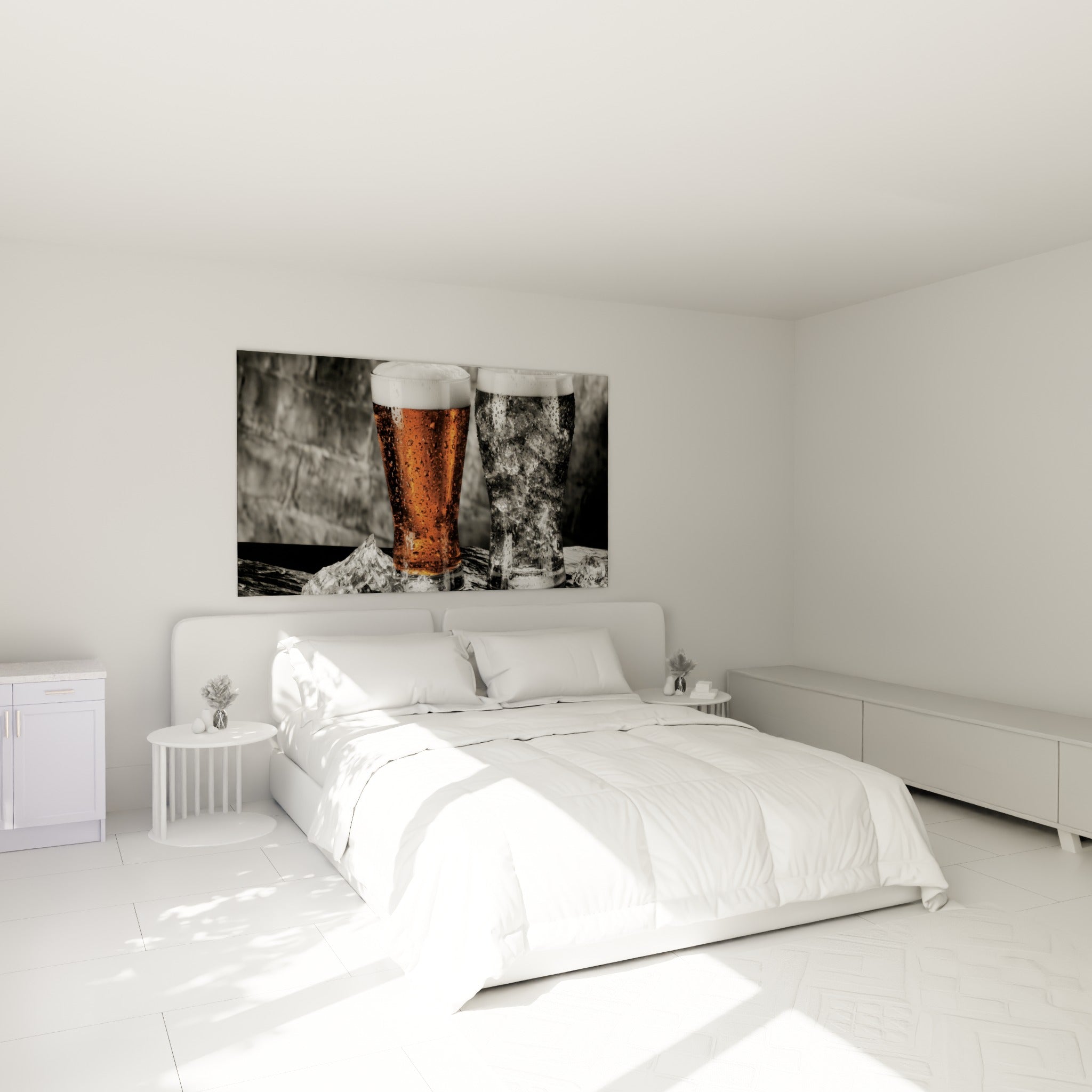 Bière ambrée givrée aux glaçons scintillants, accrochée au-dessus d'un lit dans une chambre claire
