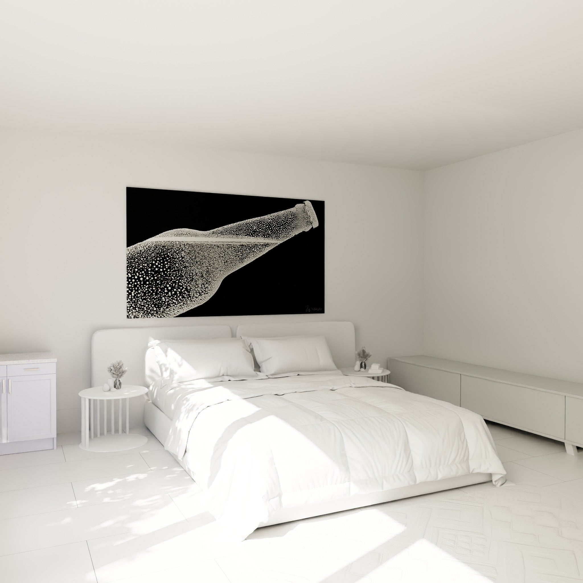 Bouteille givrée aux reflets blanc perlé sur fond noir, au-dessus d'un lit dans une chambre claire