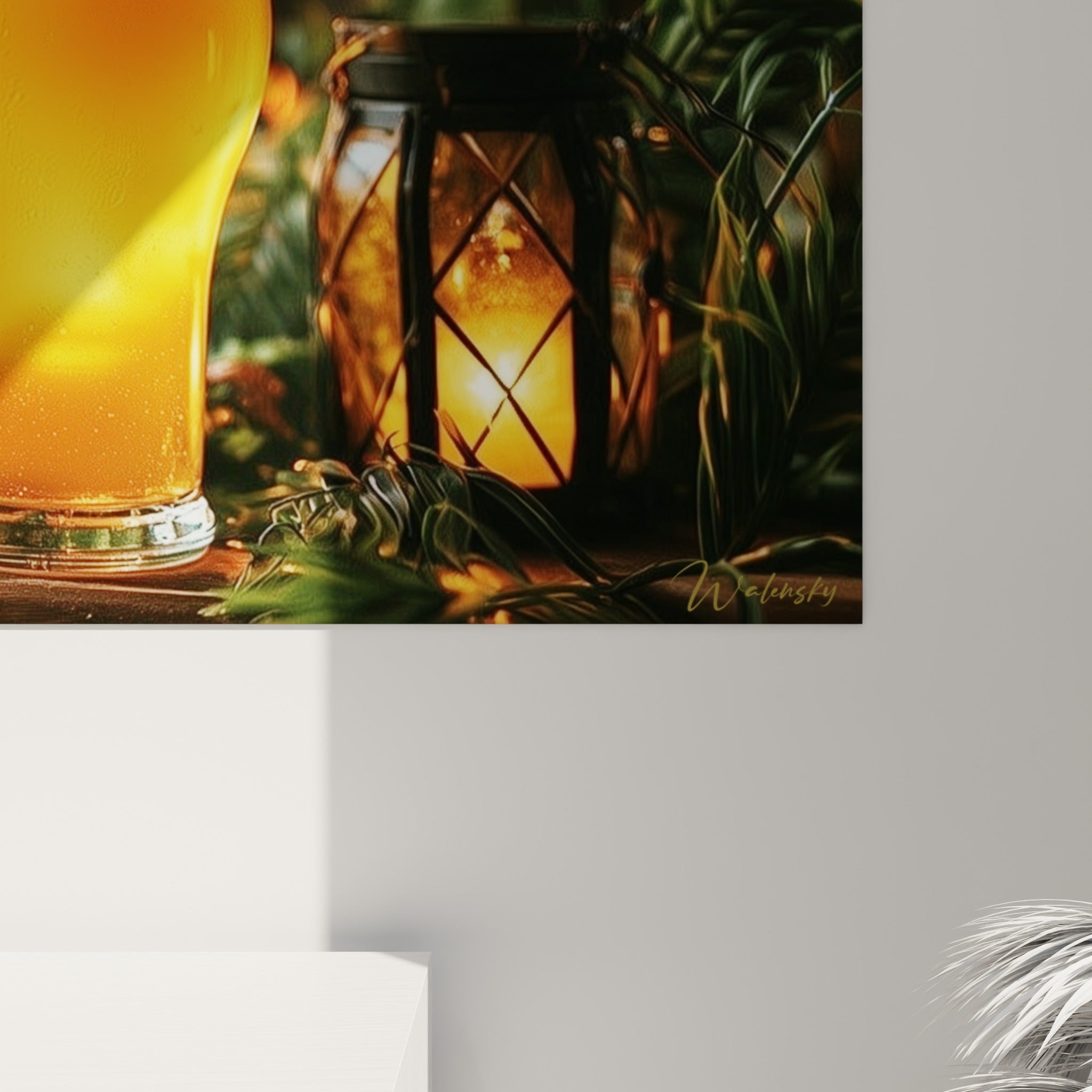 Détail du verre de bière ambrée, gouttelettes de condensation et reflets dorés visibles de près