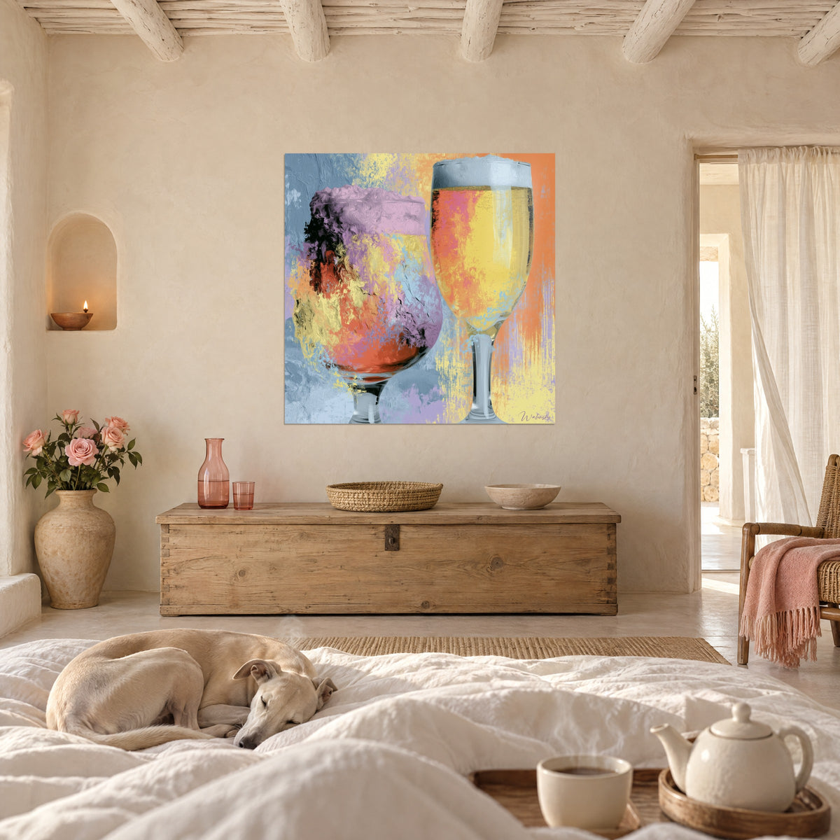 Cuadro brindis al sol, cáliz rosa-violeta y copa dorada de pie, fondo azul y naranja, galgo dormido, sobre una cama en un dormitorio luminoso