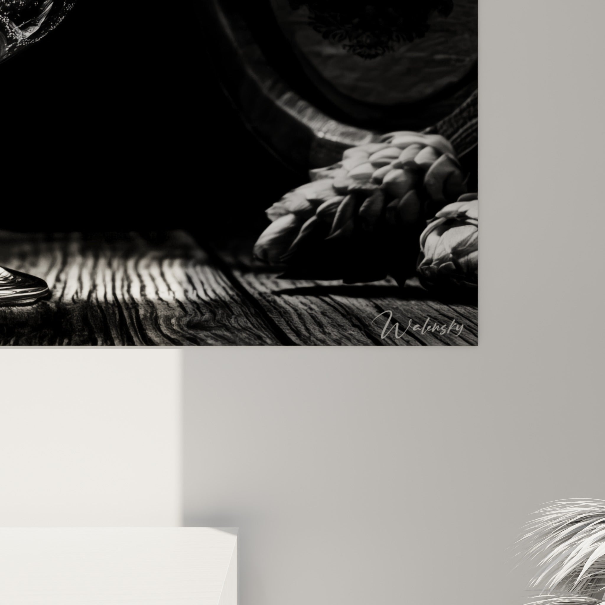 Bulles et gouttes de condensation détaillées sur le verre, mousse blanche et liquide anthracite