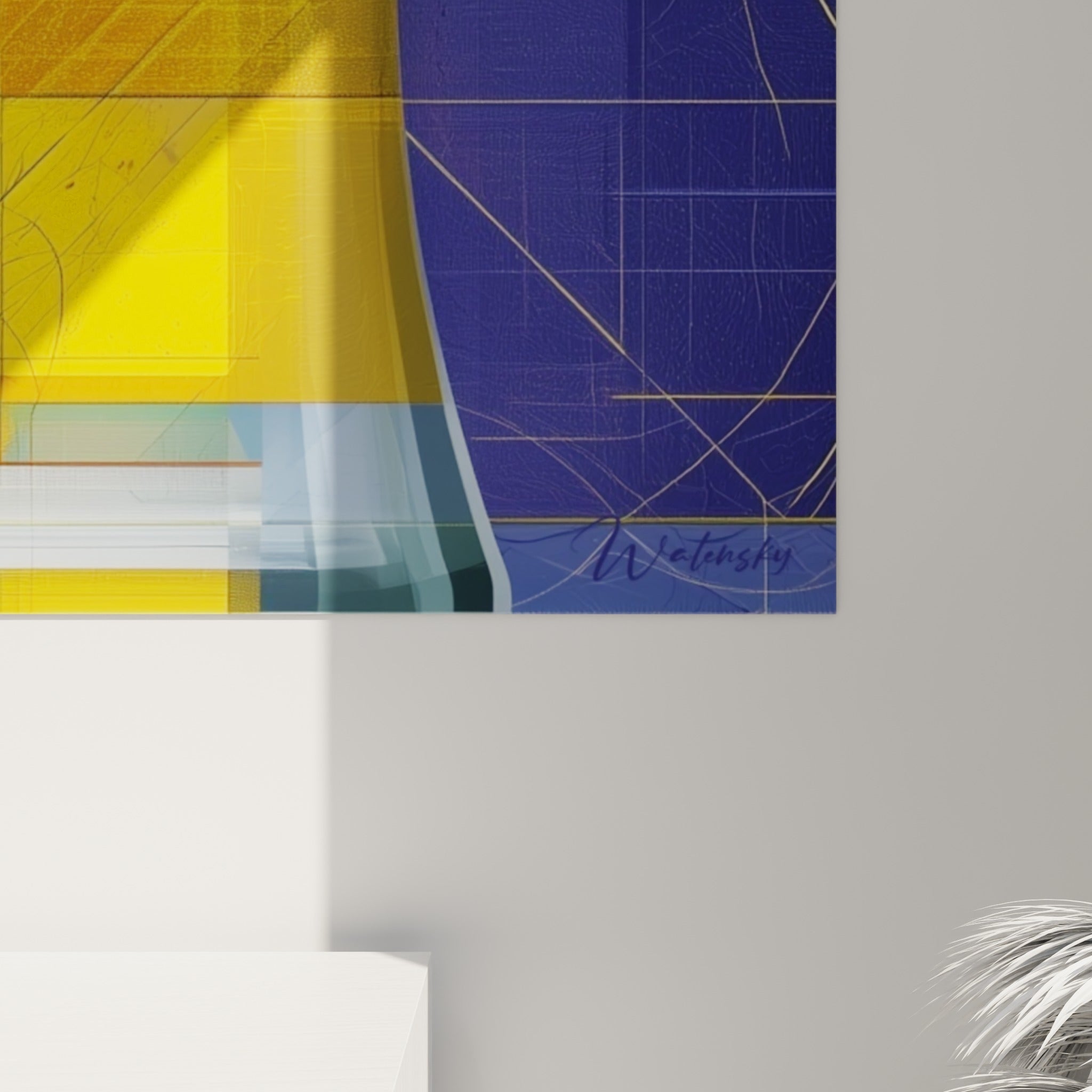 Grain et coulures translucides du verre doré, lignes fines croisant le bleu marine et le gris