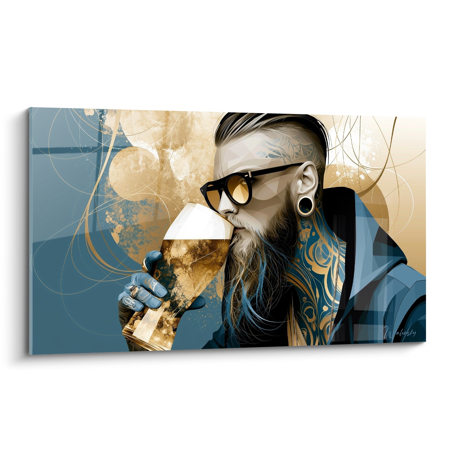 Homme barbu tatoué buvant une bière dorée, lunettes teintées, fond bleu anthracite et or