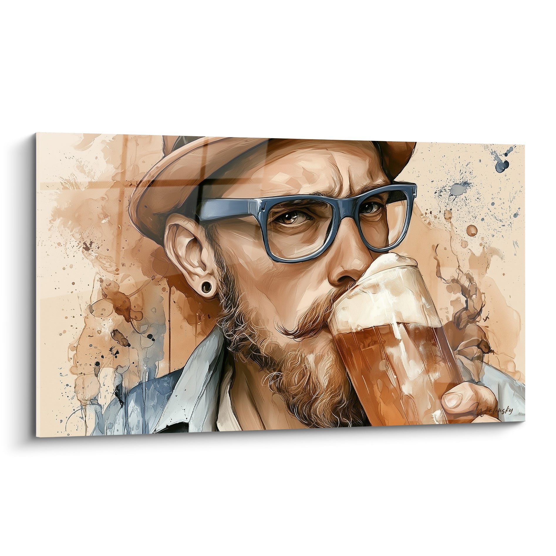 Portrait d'un homme barbu buvant une bière mousseuse, lunettes bleu ardoise, fond beige éclaboussé