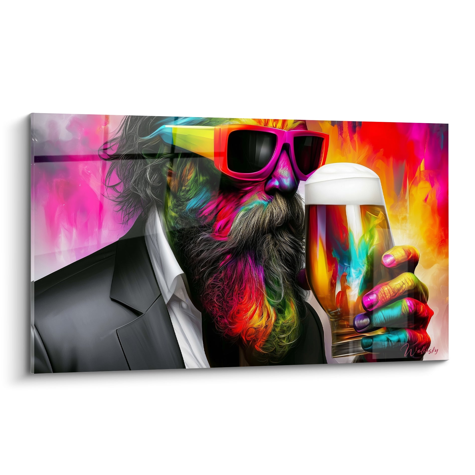 Homme barbu multicolore en costume noir tient une bière mousseuse sur fond orangé flamboyant