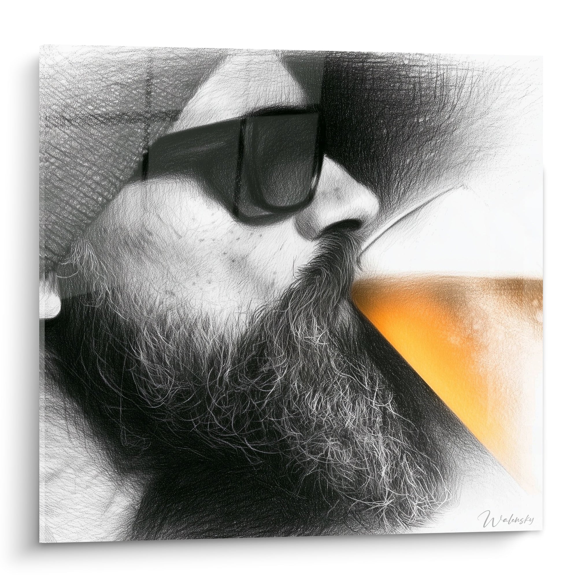 Homme barbu au bonnet gris tenant un verre de bière doré, portrait crayonné noir et blanc
