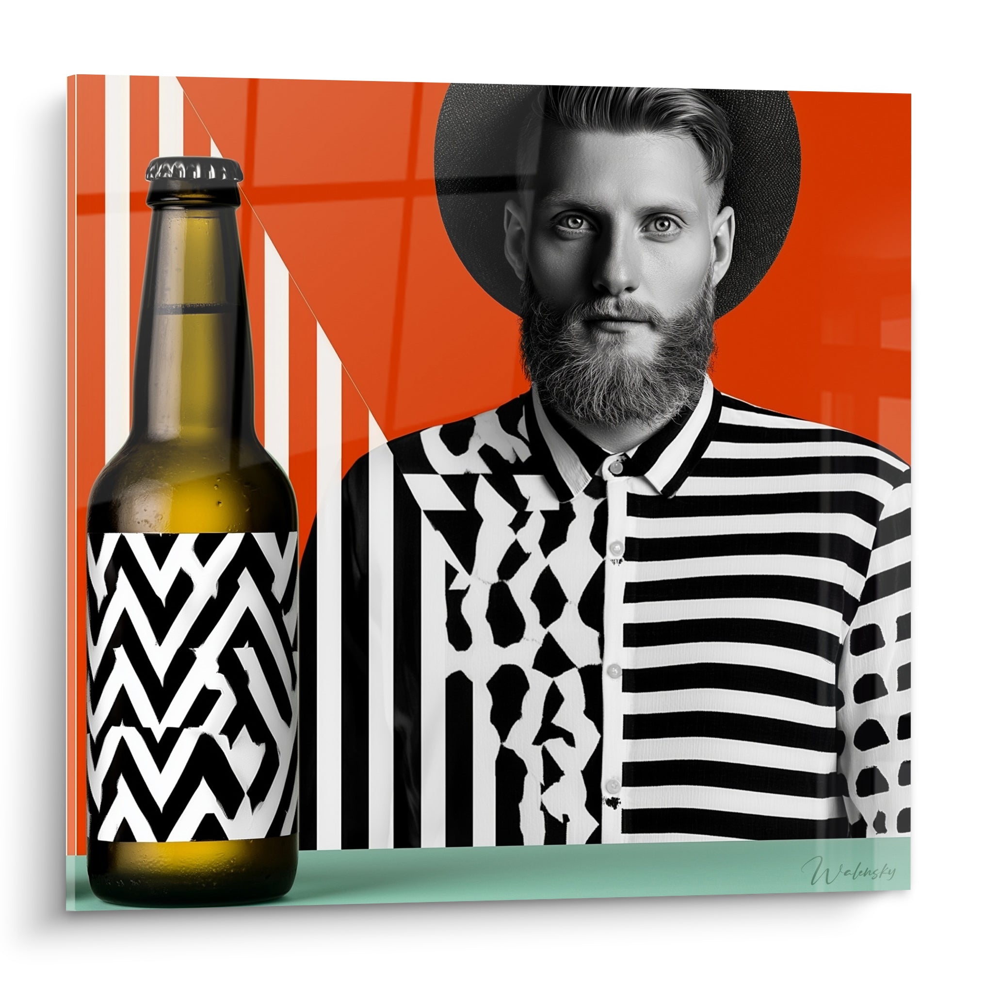 Homme barbu au chapeau noir près d'une bouteille de bière orange et blanc zigzag
