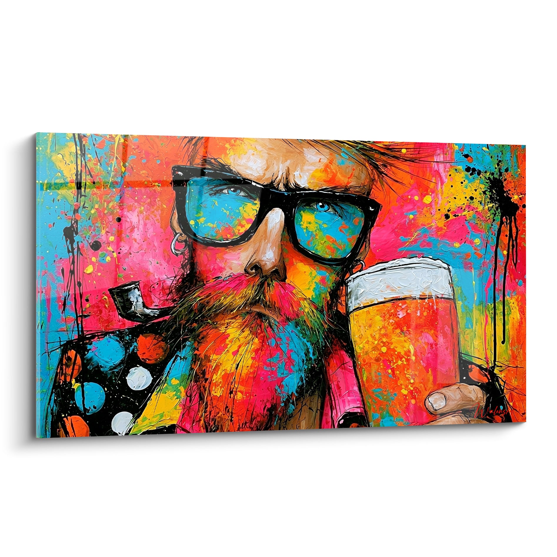 Homme barbu aux lunettes turquoise tenant une pinte dorée, fond rose fuchsia éclaboussé