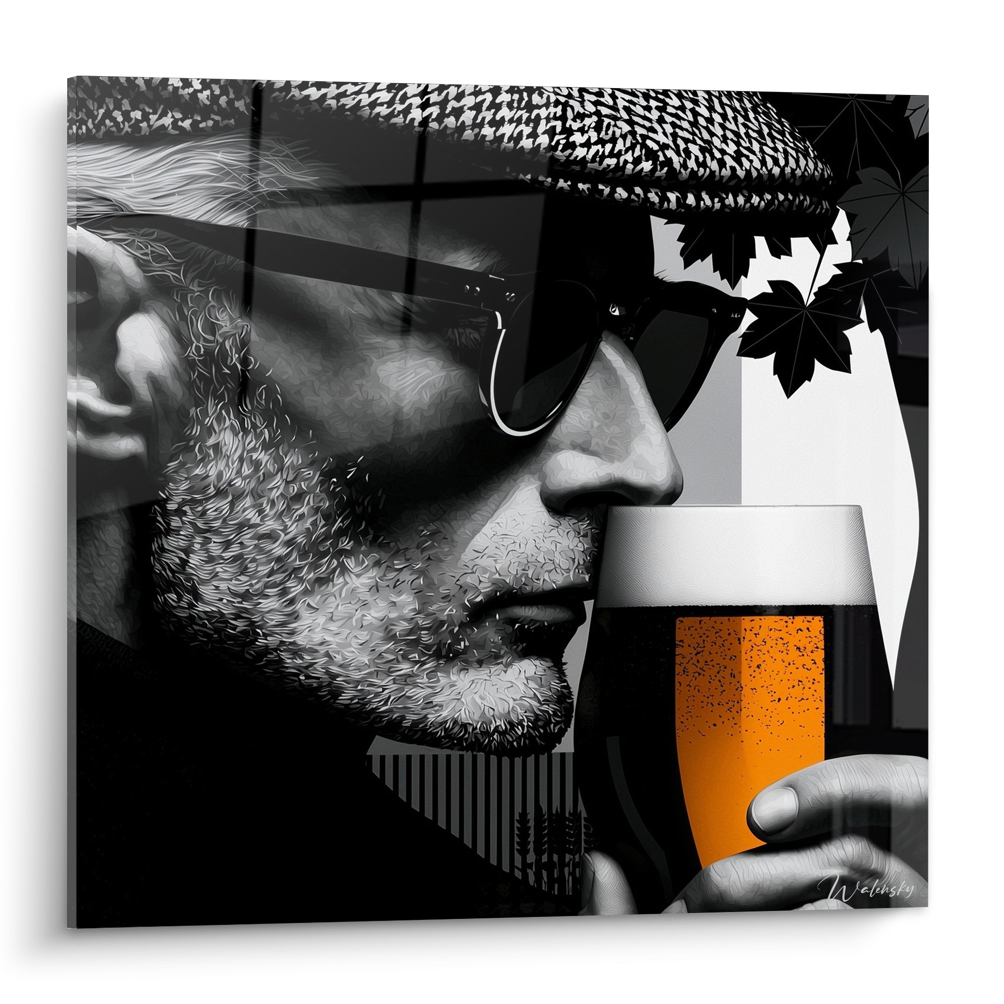 Homme casquette et lunettes noires tient un verre de bière ambrée doré et mousseux
