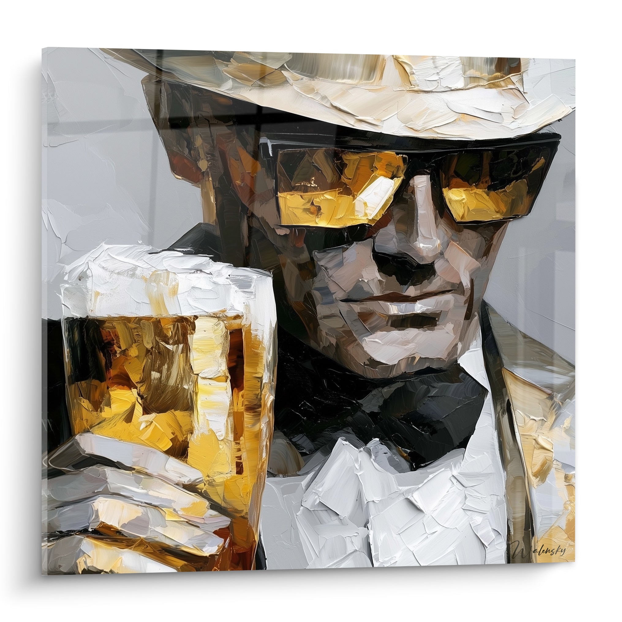 Homme au chapeau blanc levant un verre de bière dorée, portrait anthracite et or texturé