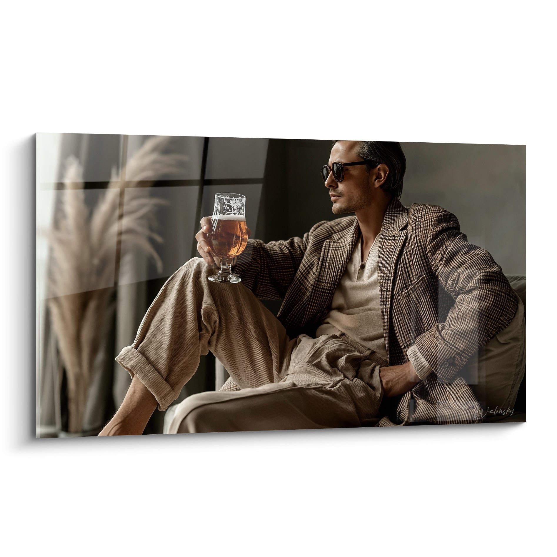 Homme élégant en costume brun et beige tenant un verre de bière, lumière douce et posture décontractée