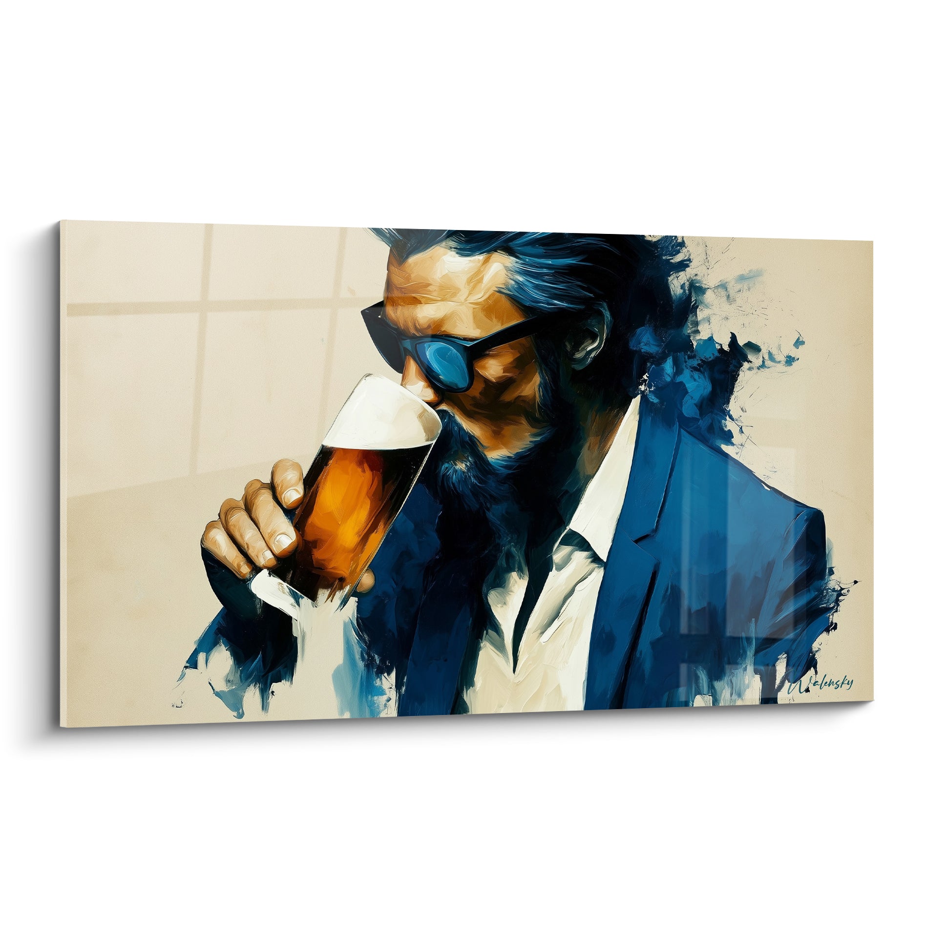 Homme barbu en costume bleu marine buvant une bière ambrée, fond beige texturé, style pictural