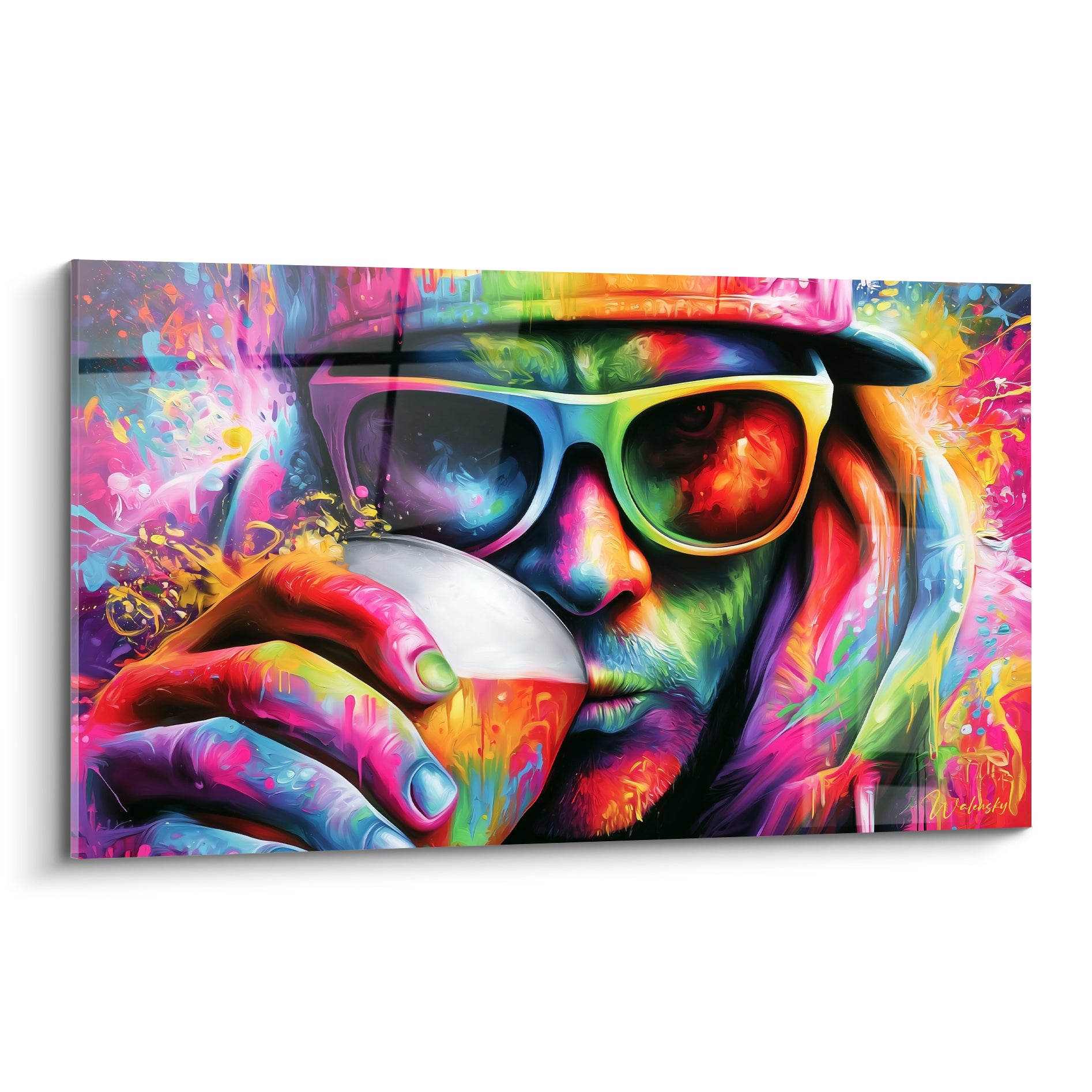 Homme aux lunettes buvant une pinte, visage violet et turquoise, éclaboussures dorées et roses vives