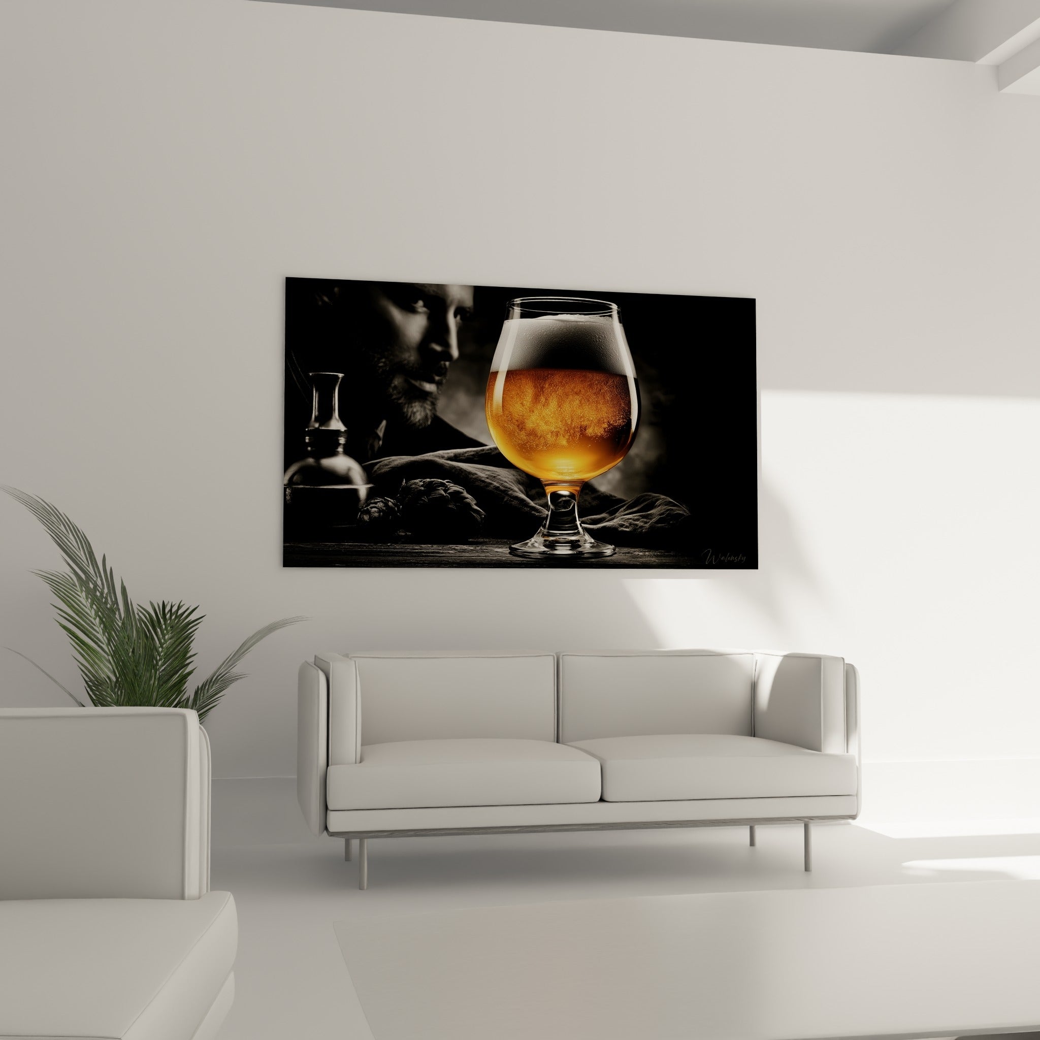 Chope de bière ambrée et houblon sombre, accrochée au-dessus d'un canapé dans un salon lumineux